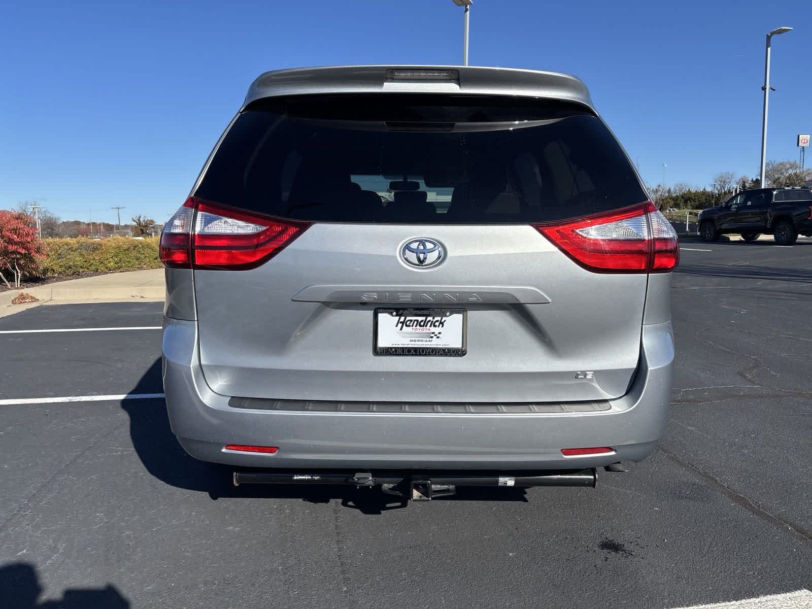 2017 Toyota Sienna LE 8