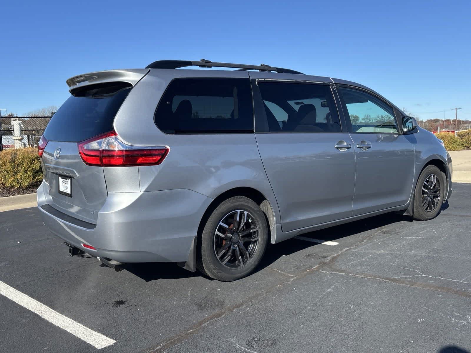 2017 Toyota Sienna LE 9