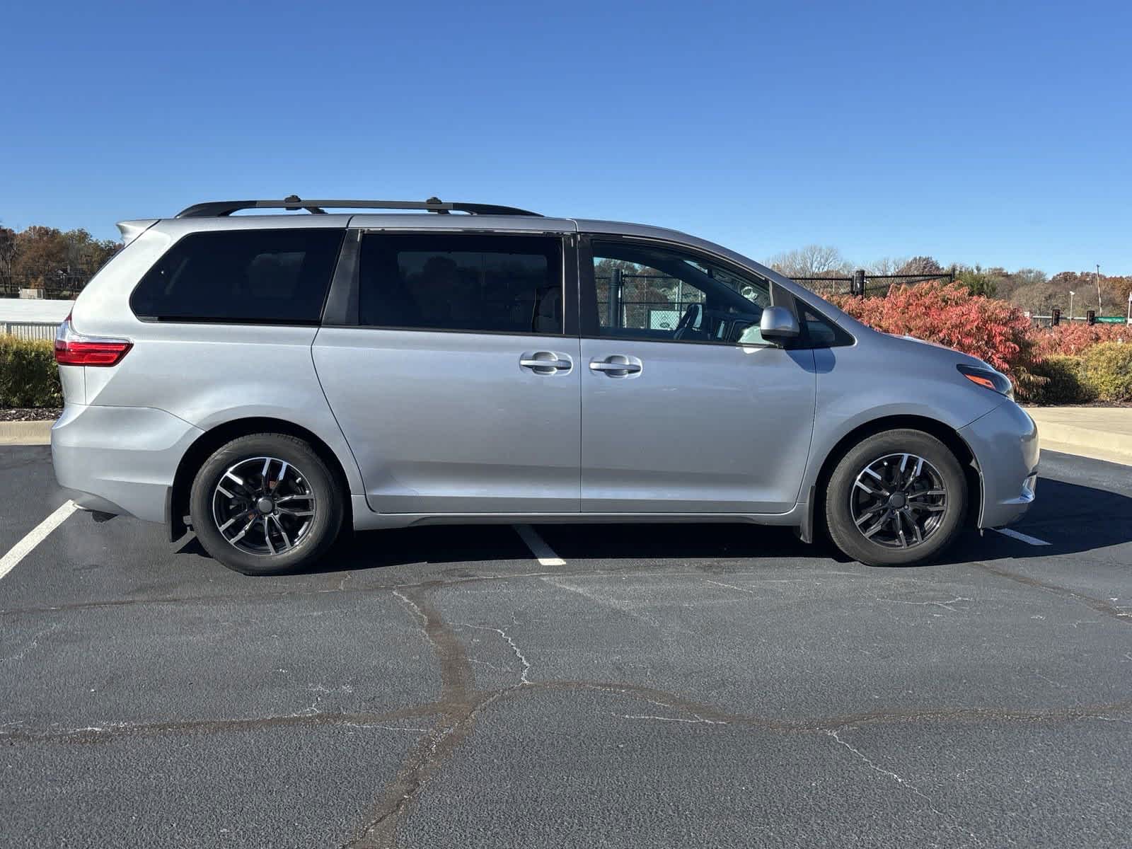 2017 Toyota Sienna LE 10