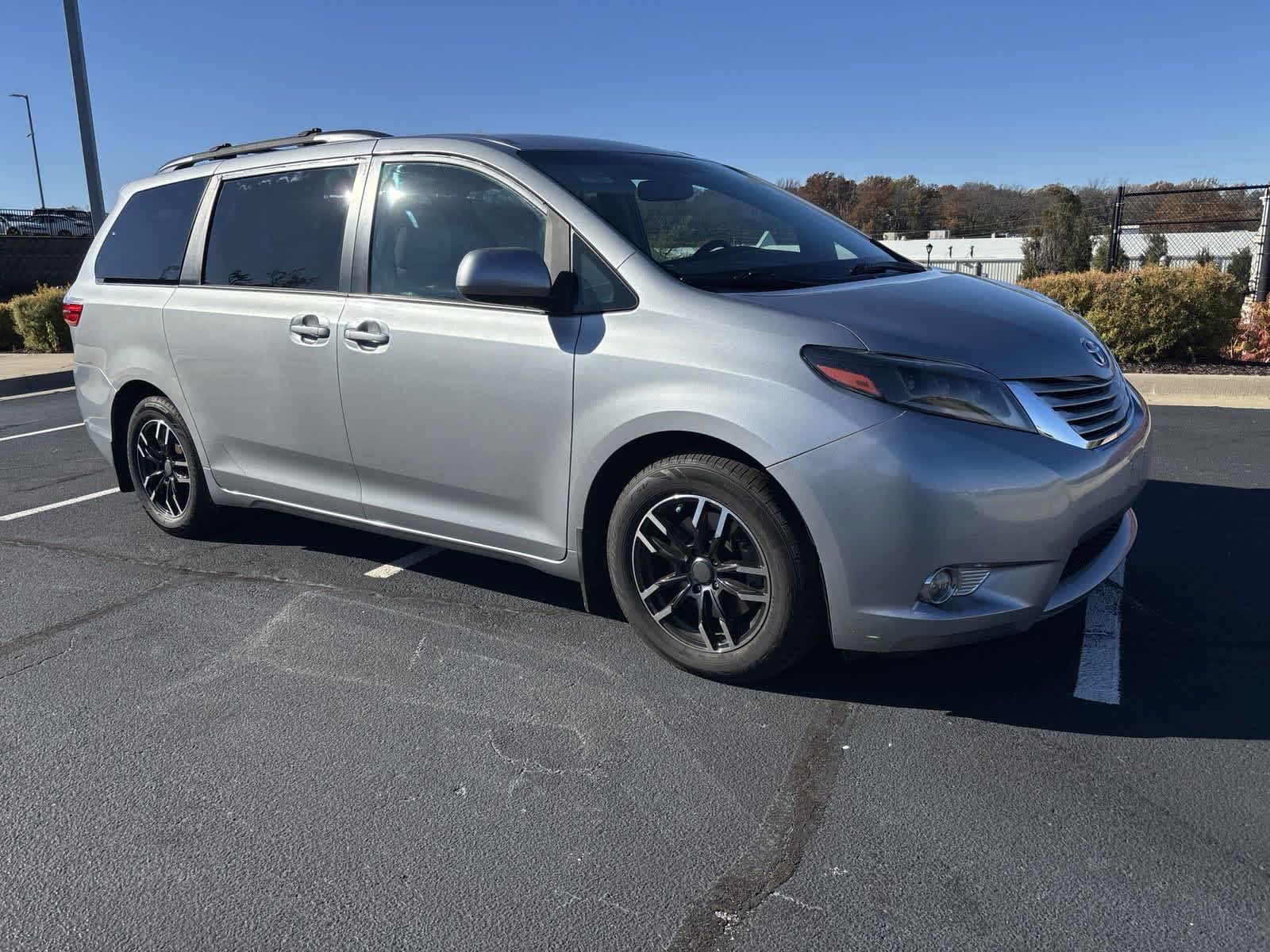 2017 Toyota Sienna LE 2