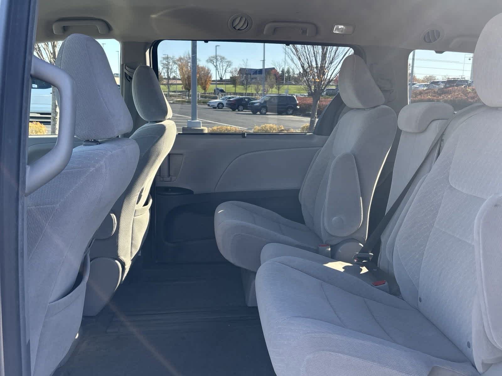 2017 Toyota Sienna LE 28