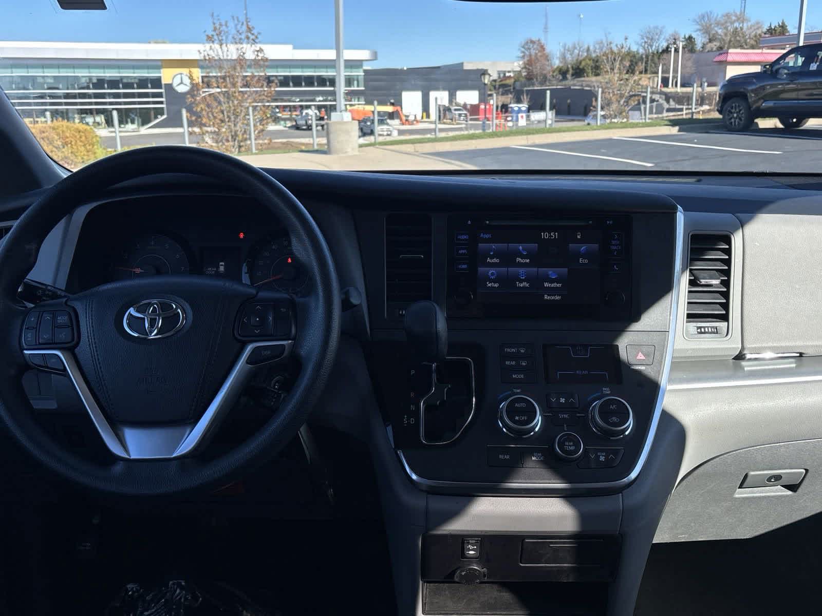 2017 Toyota Sienna LE 26