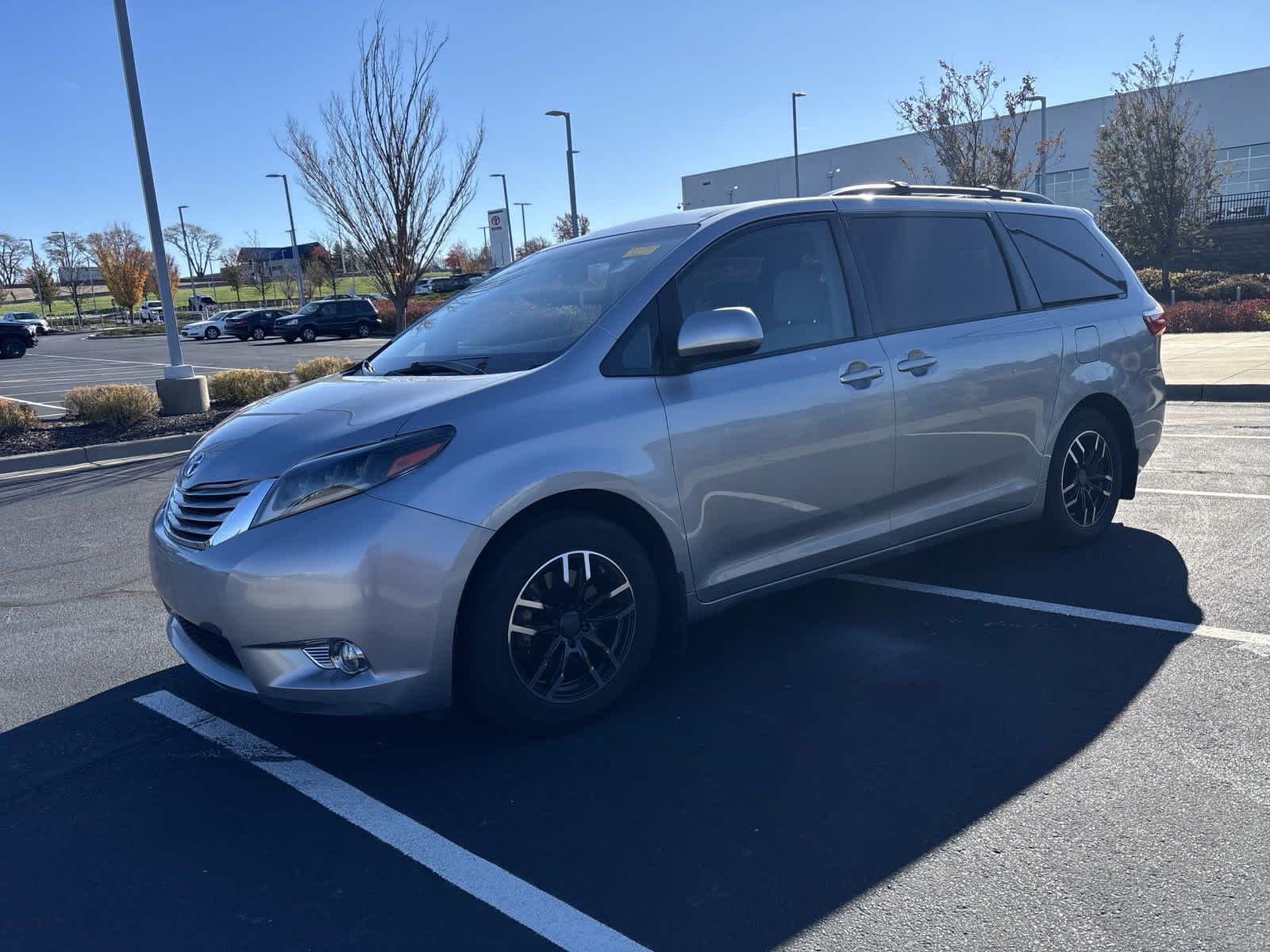 2017 Toyota Sienna LE 4