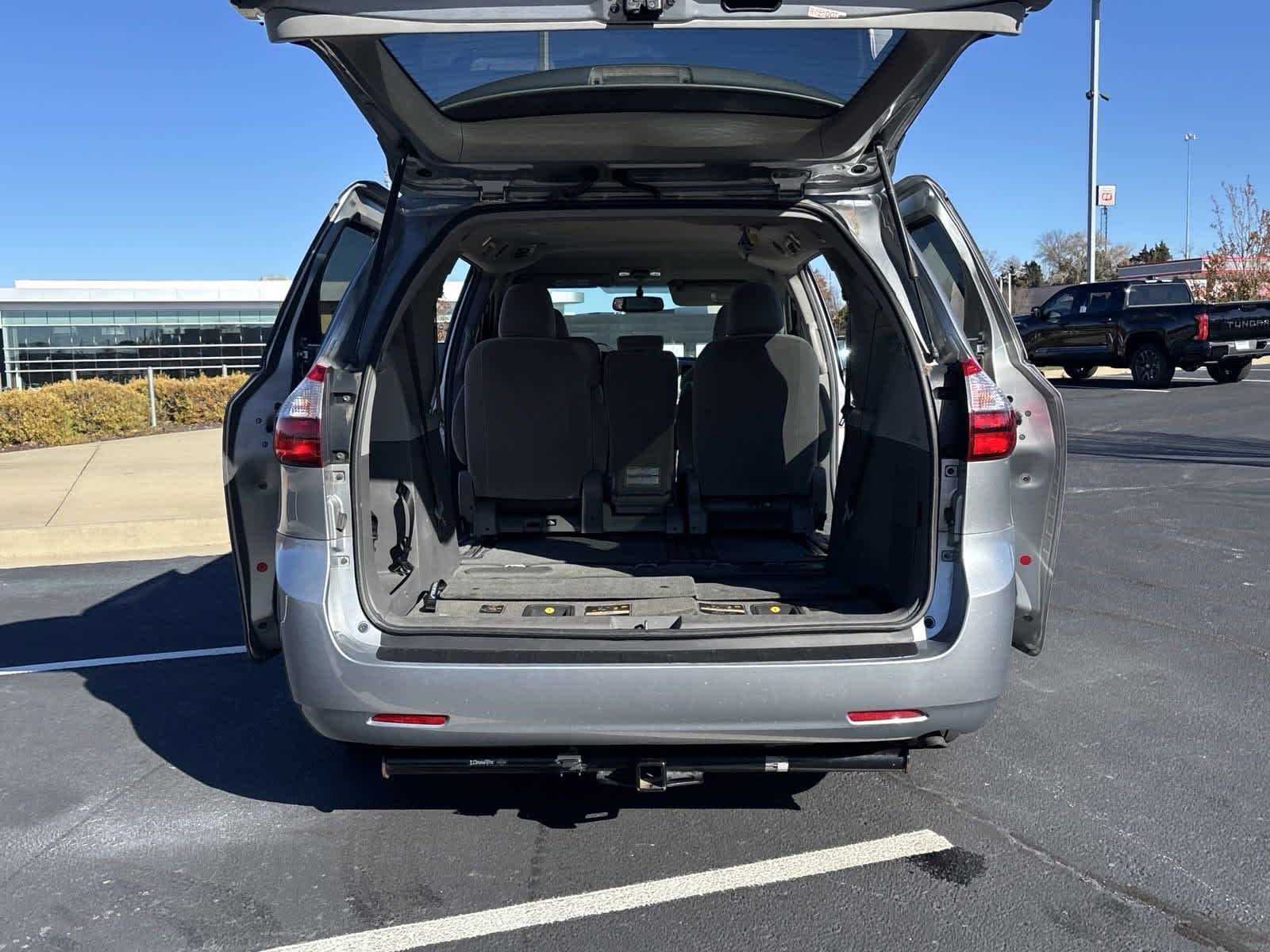 2017 Toyota Sienna LE 30