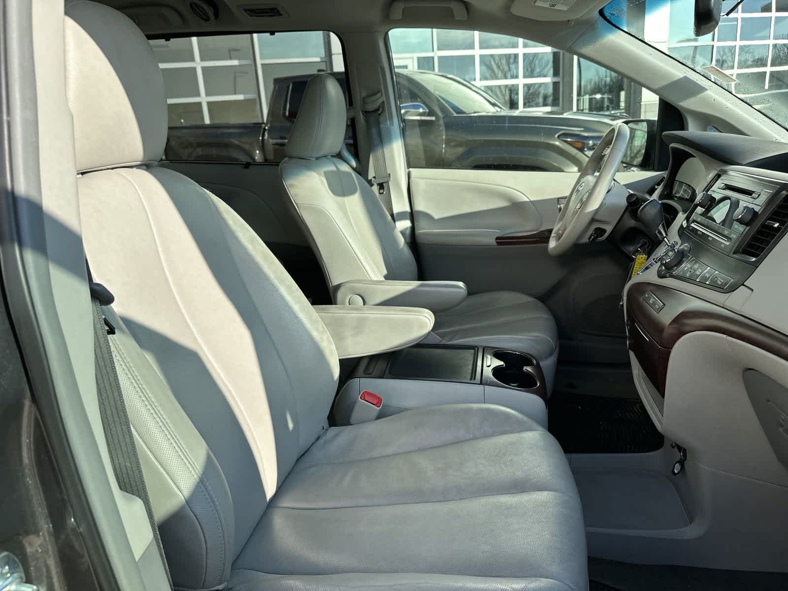 2013 Toyota Sienna XLE 32