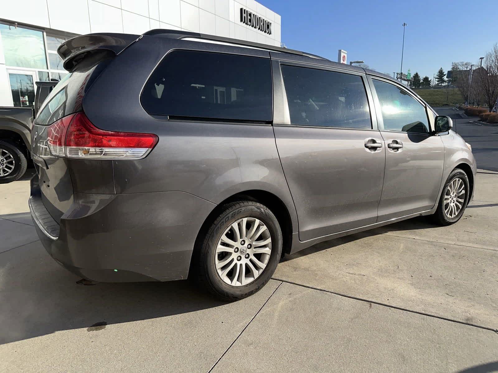 2013 Toyota Sienna XLE 9