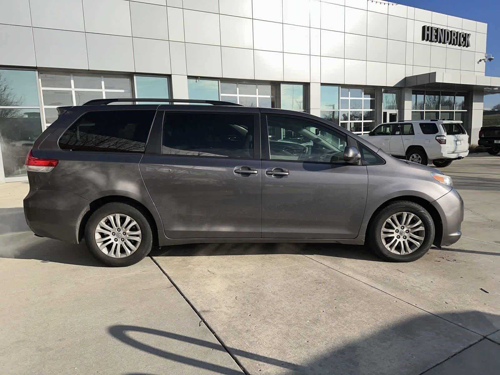 2013 Toyota Sienna XLE 10