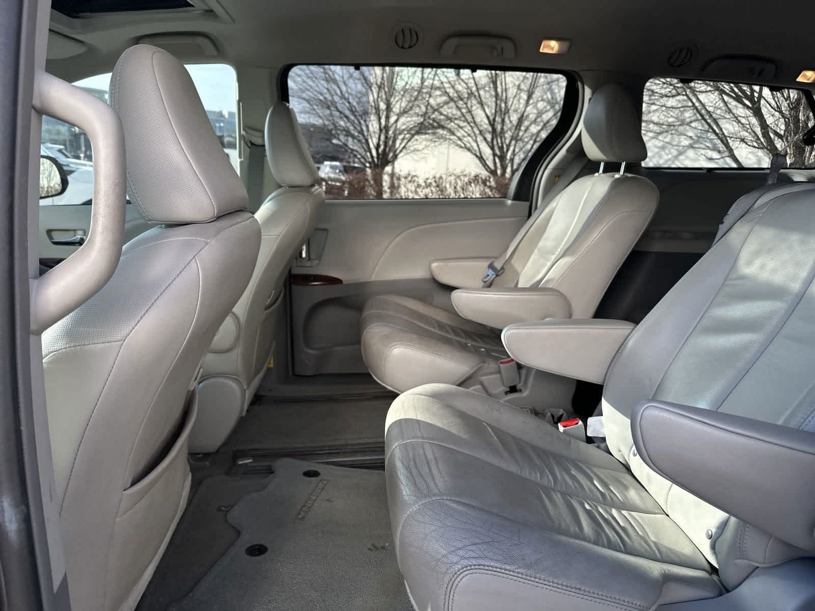 2013 Toyota Sienna XLE 29