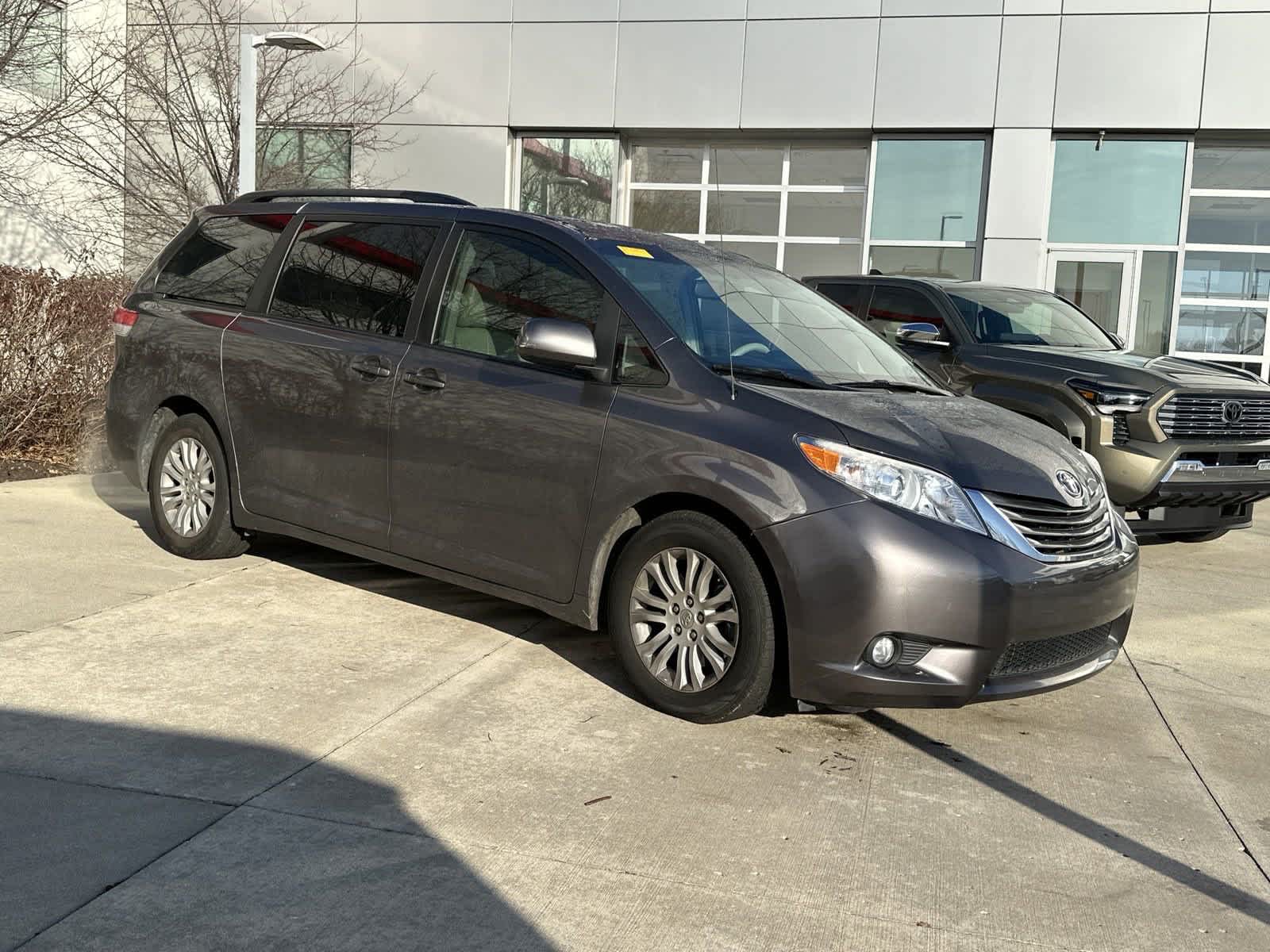 2013 Toyota Sienna XLE 2