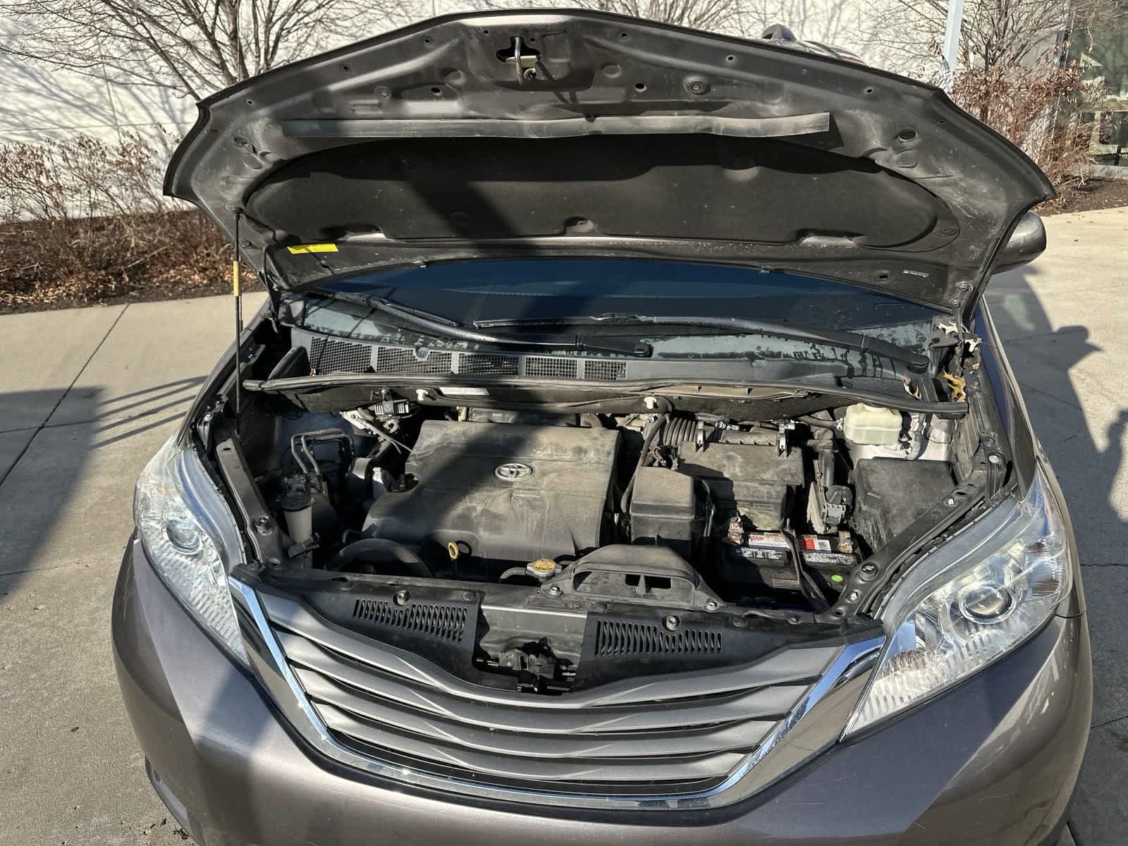 2013 Toyota Sienna XLE 33