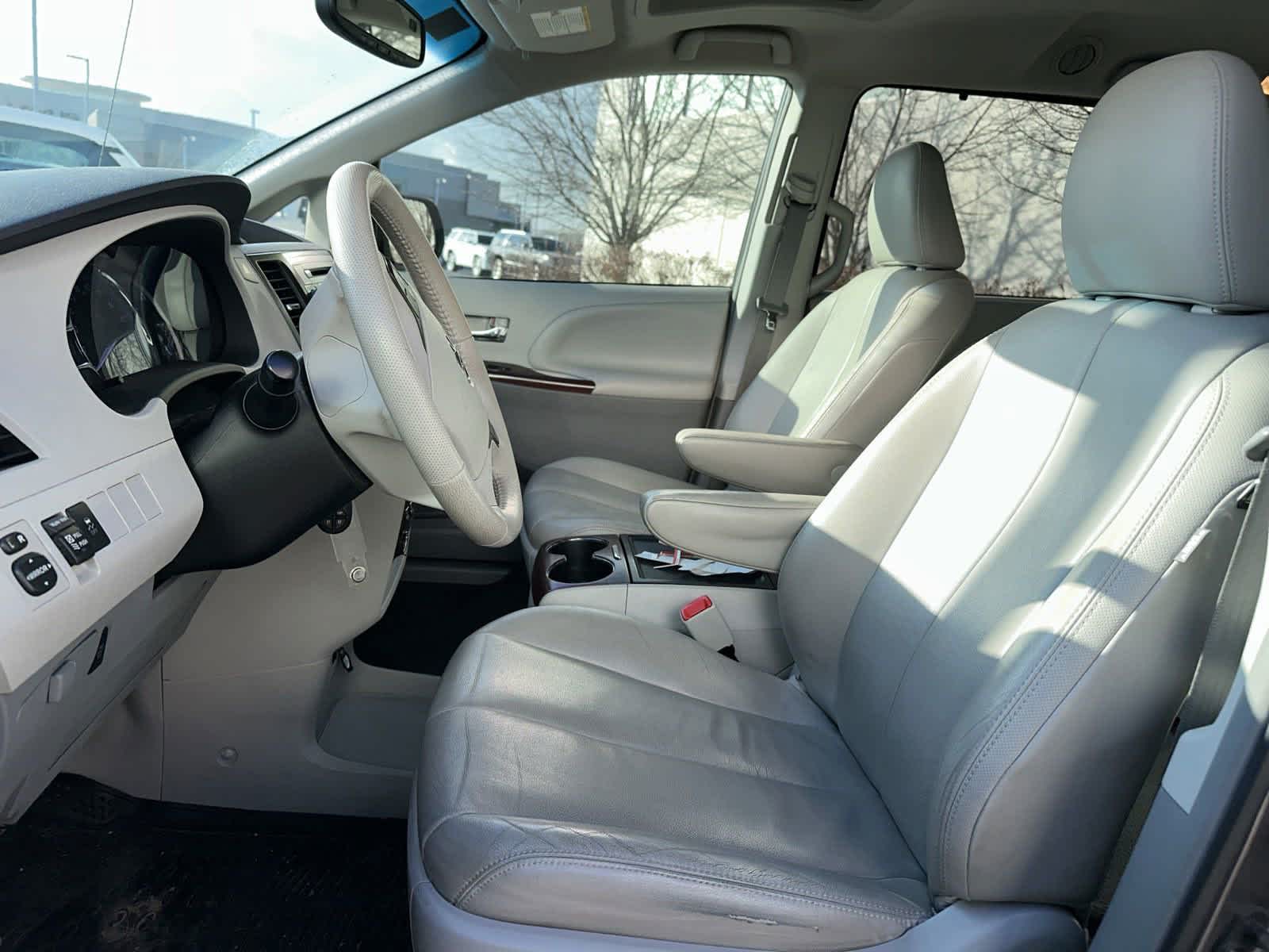 2013 Toyota Sienna XLE 15