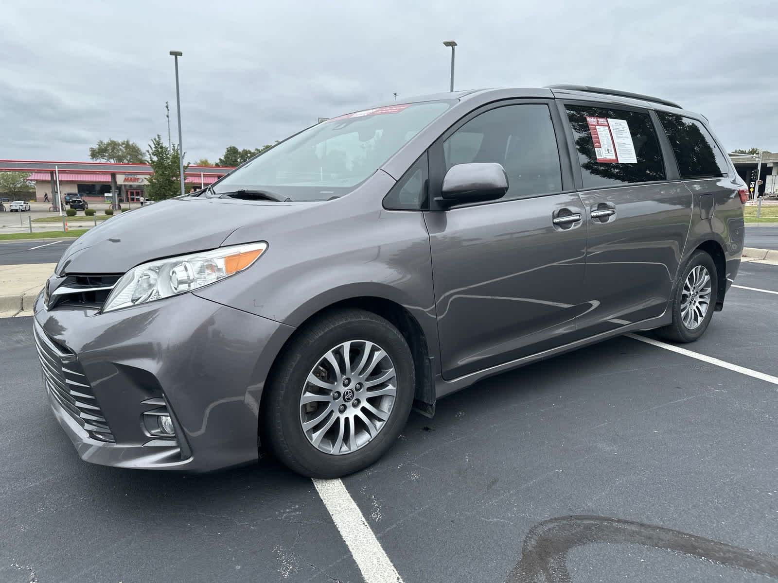 2020 Toyota Sienna XLE 3