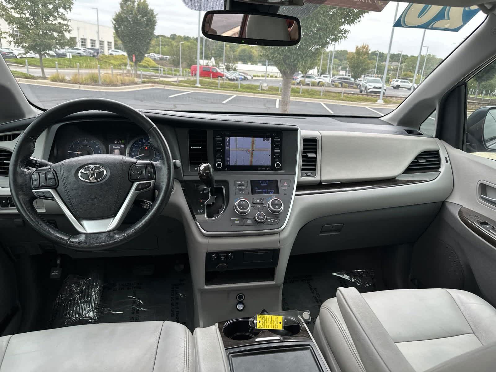 2020 Toyota Sienna XLE 27