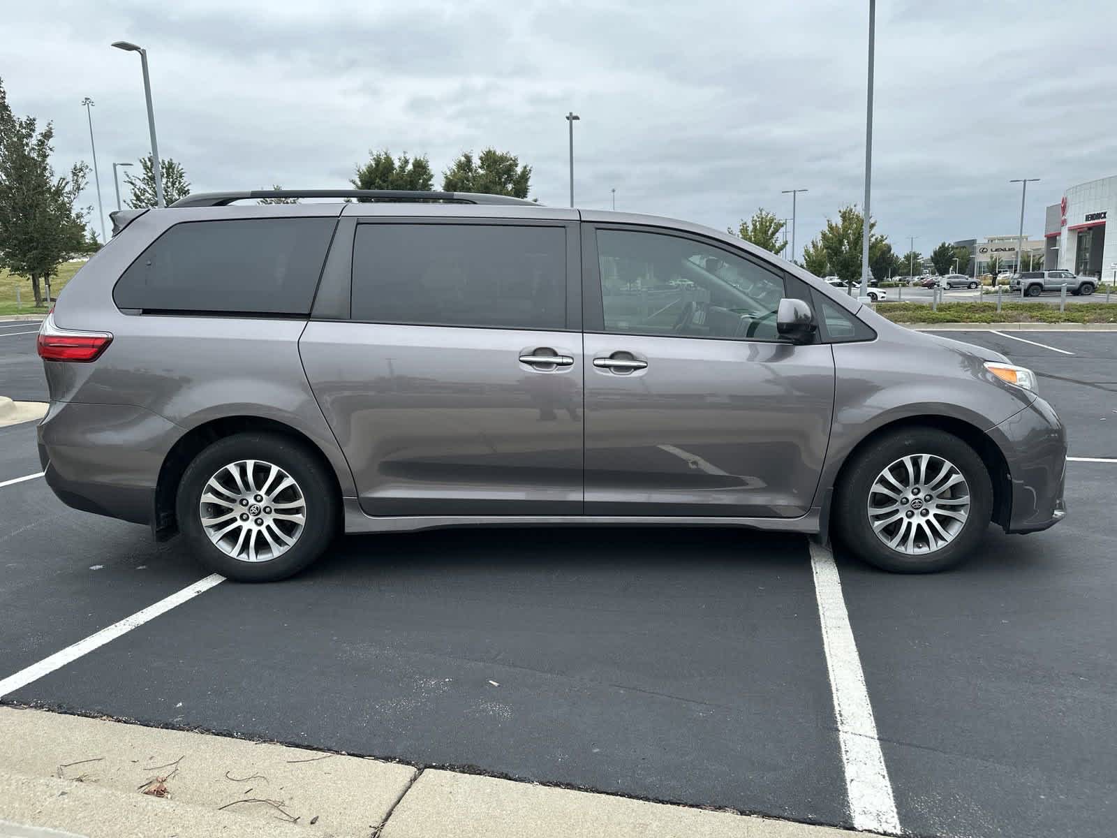 2020 Toyota Sienna XLE 9