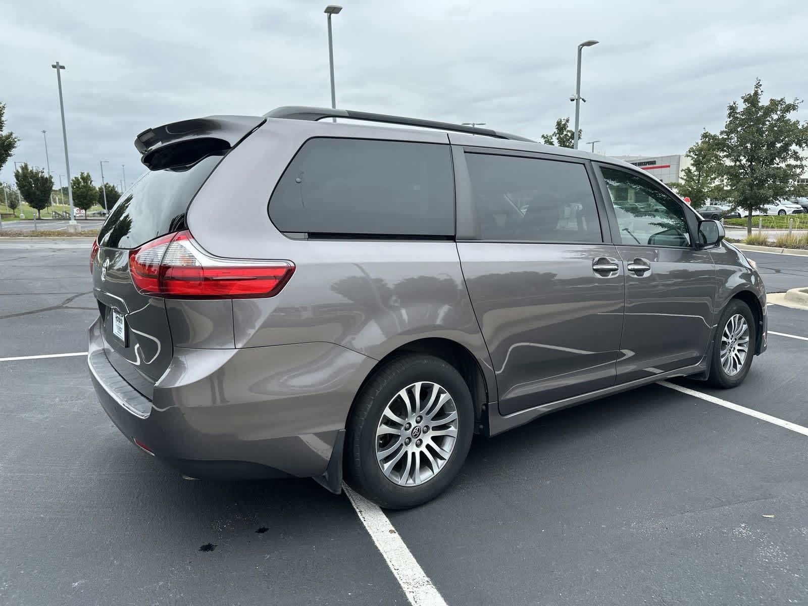 2020 Toyota Sienna XLE 8