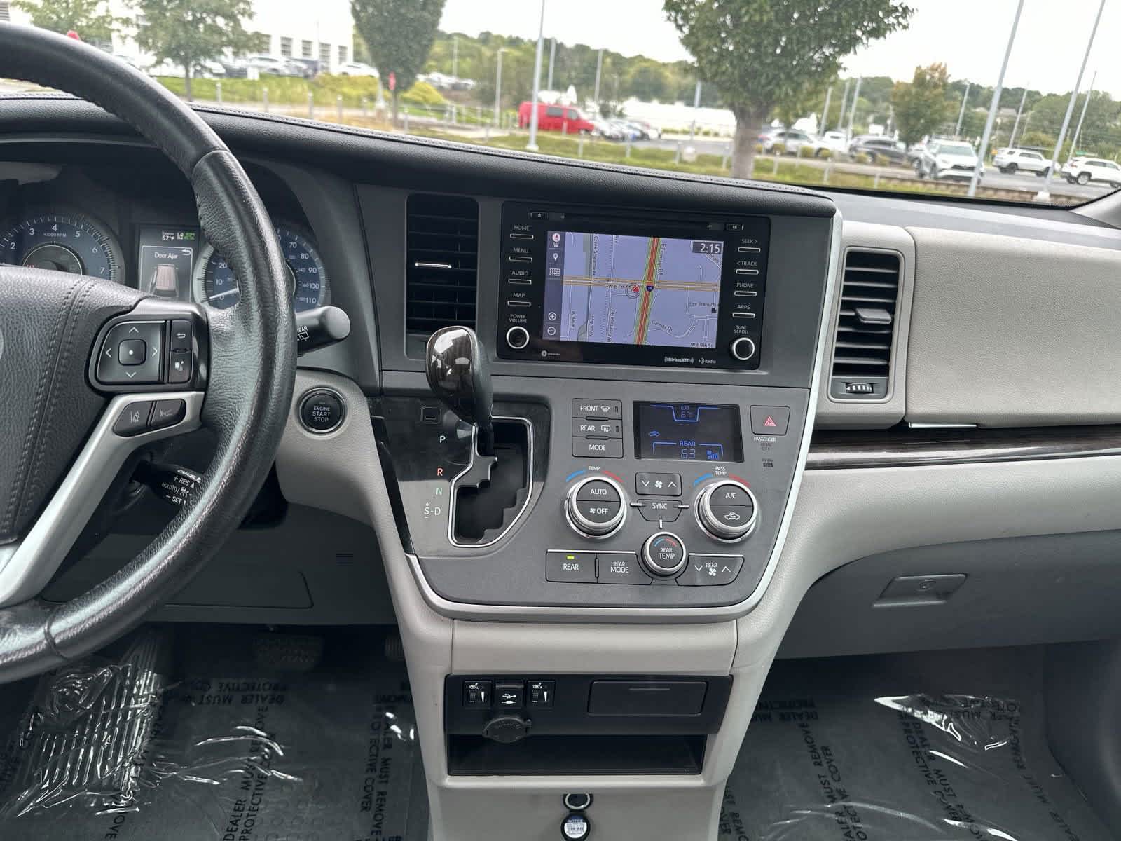 2020 Toyota Sienna XLE 28