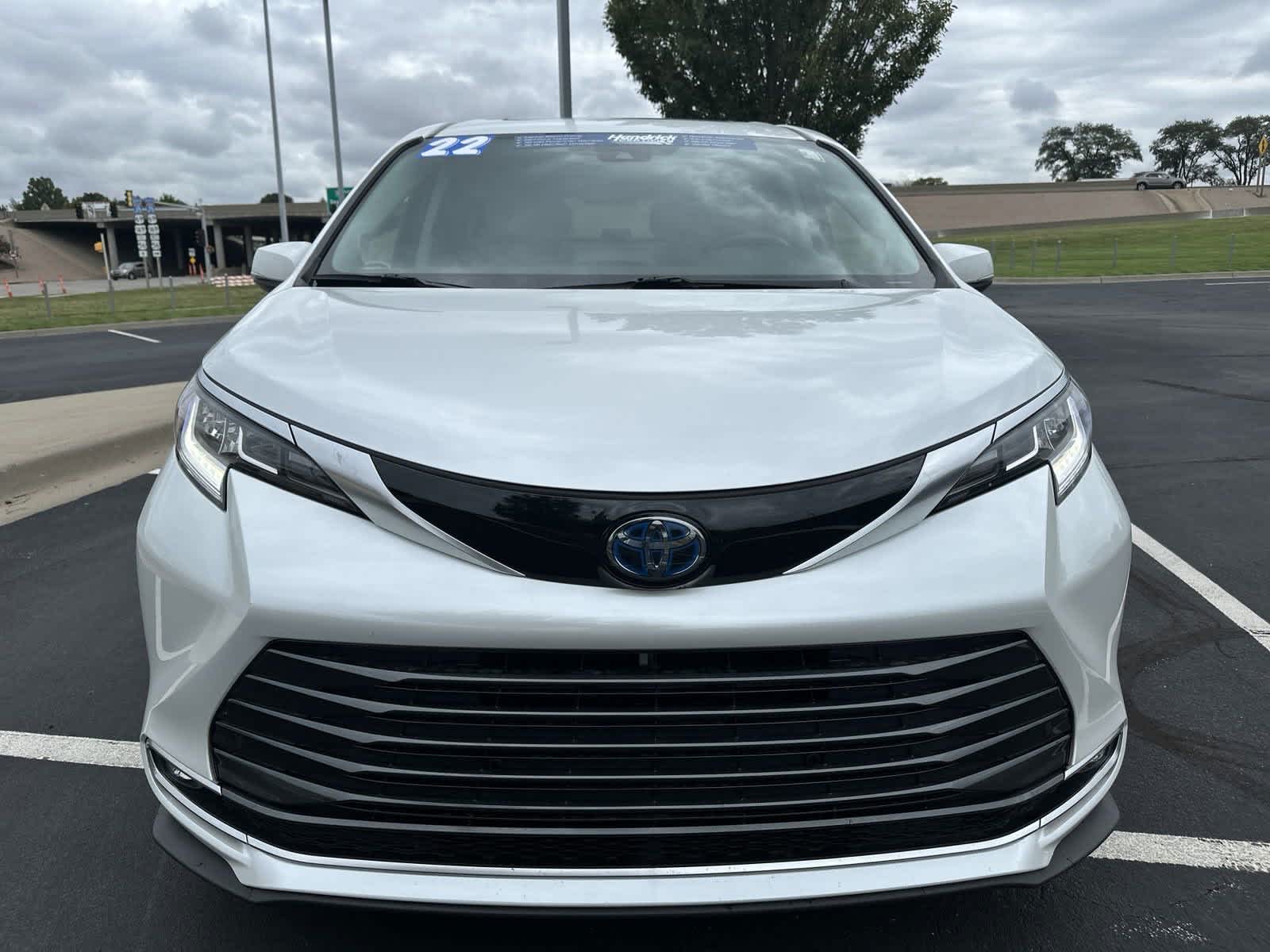 2022 Toyota Sienna Limited 3