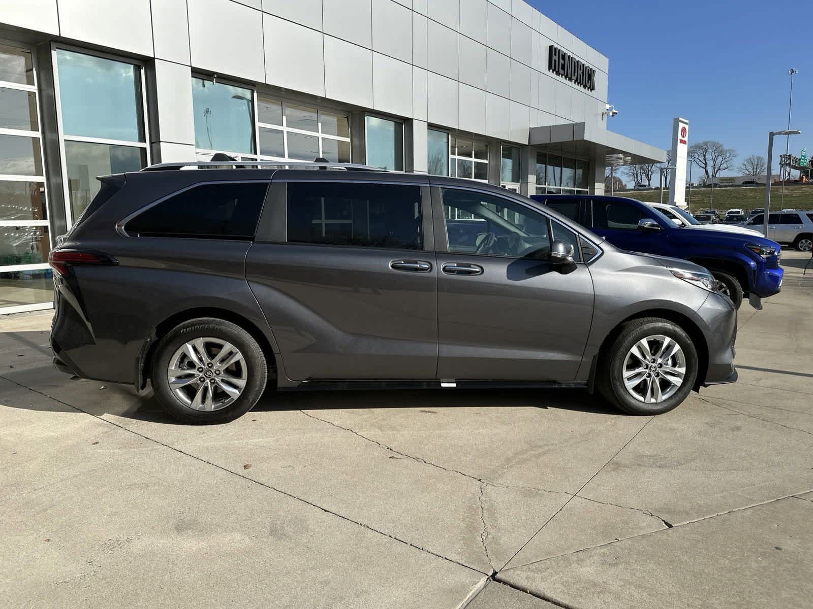 2025 Toyota Sienna Limited 10