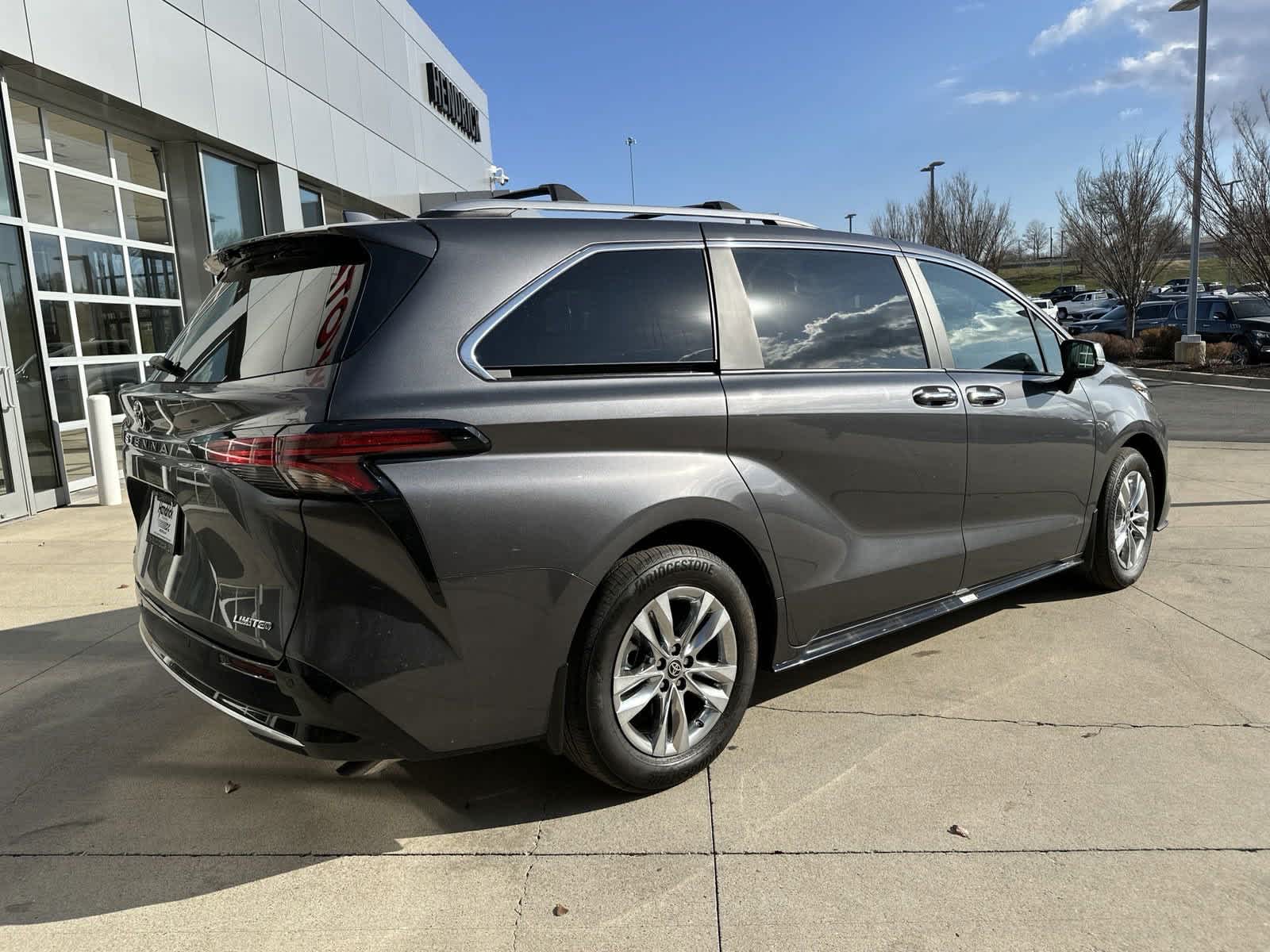 2025 Toyota Sienna Limited 9