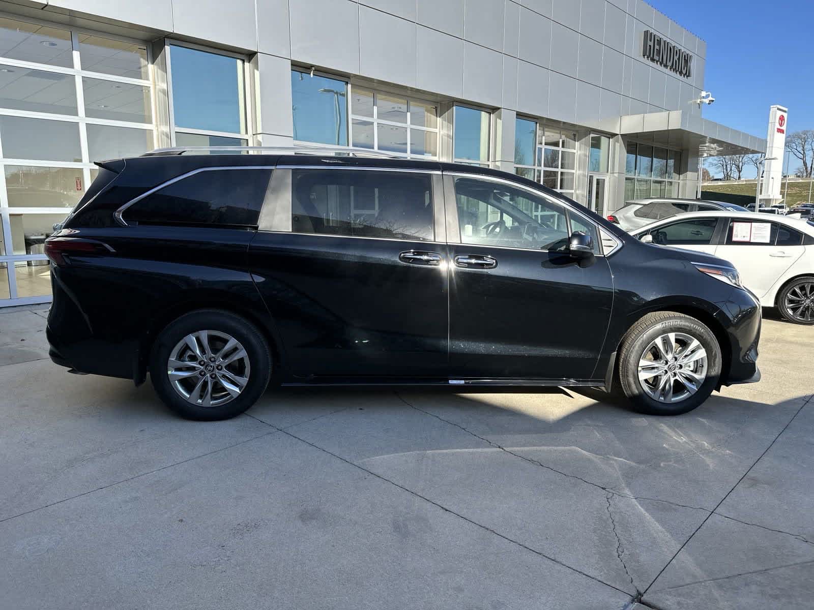 2025 Toyota Sienna Limited 10