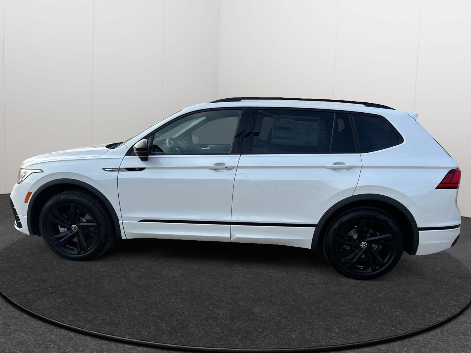 2024 Volkswagen Tiguan SE R-Line Black 3