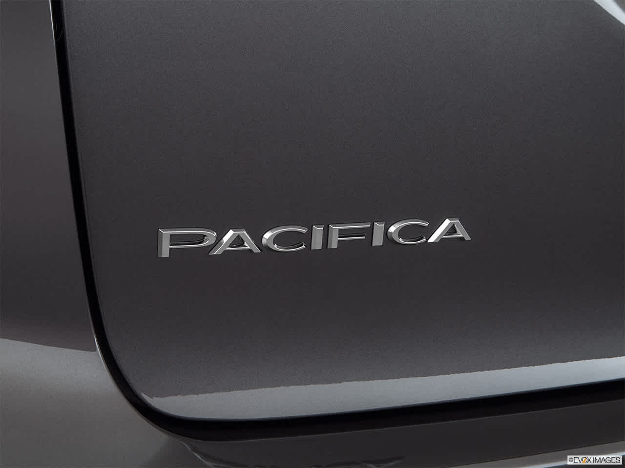 2017 Chrysler Pacifica Touring-L Plus 8