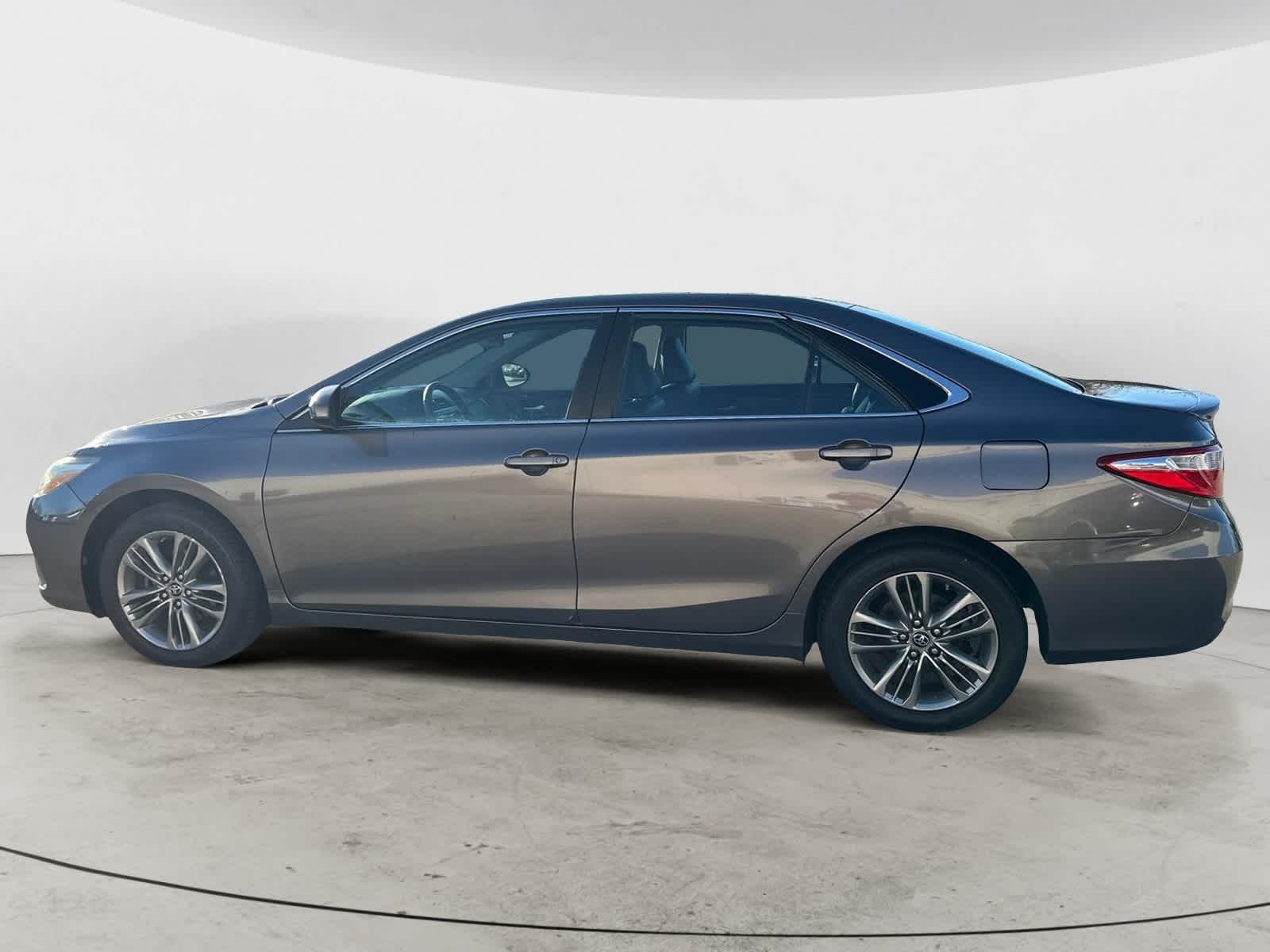 2016 Toyota Camry SE 3