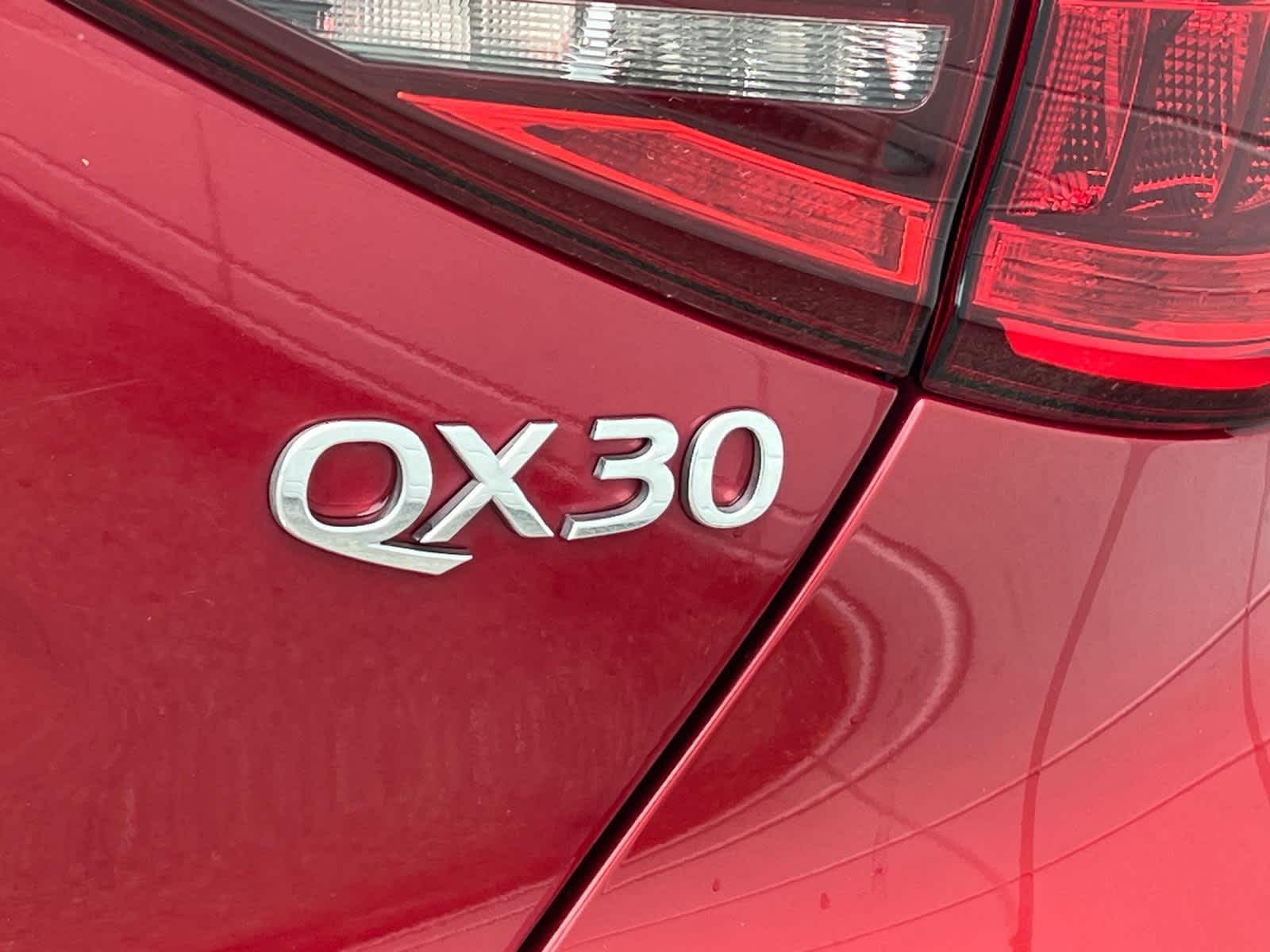 2017 INFINITI QX30 Premium 6