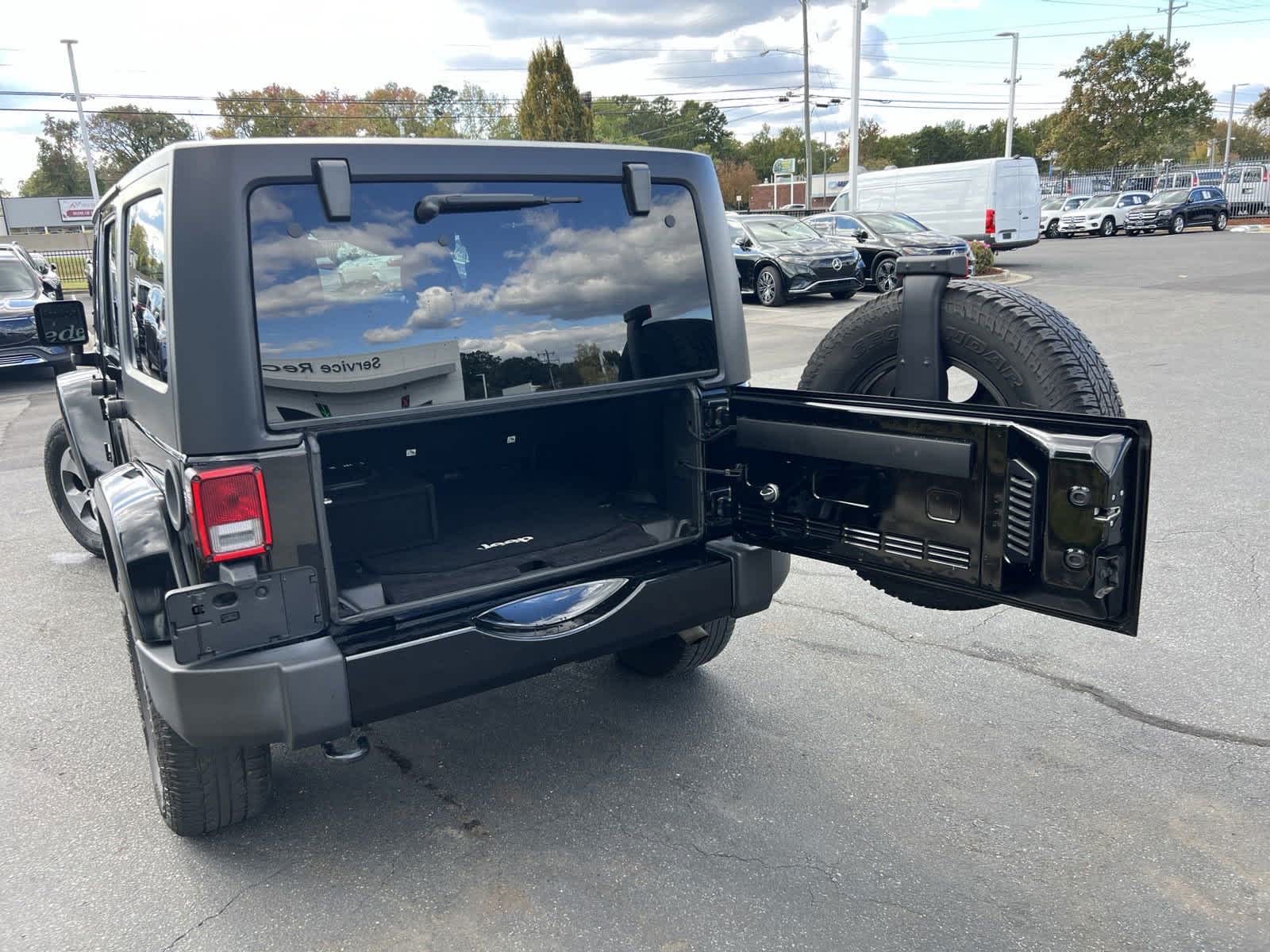 2016 Jeep Wrangler Unlimited Sahara 38