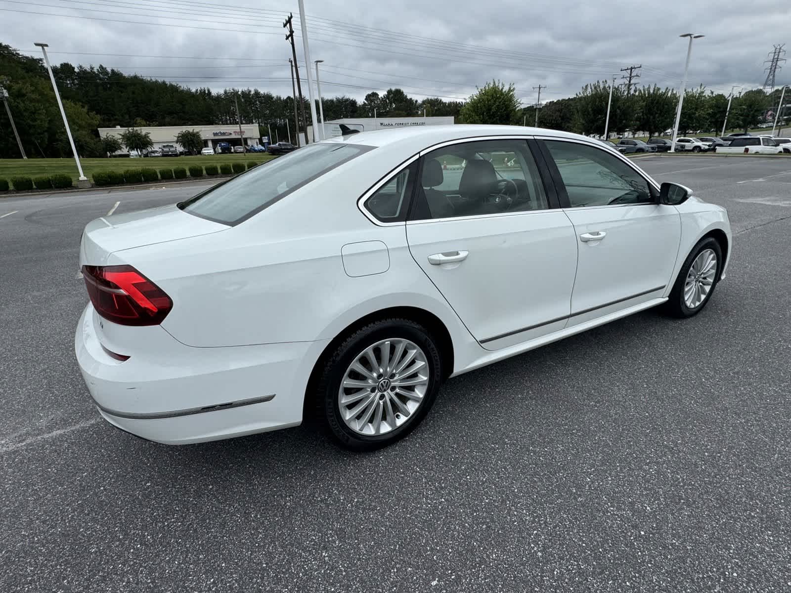 2017 Volkswagen Passat 1.8T SE 13