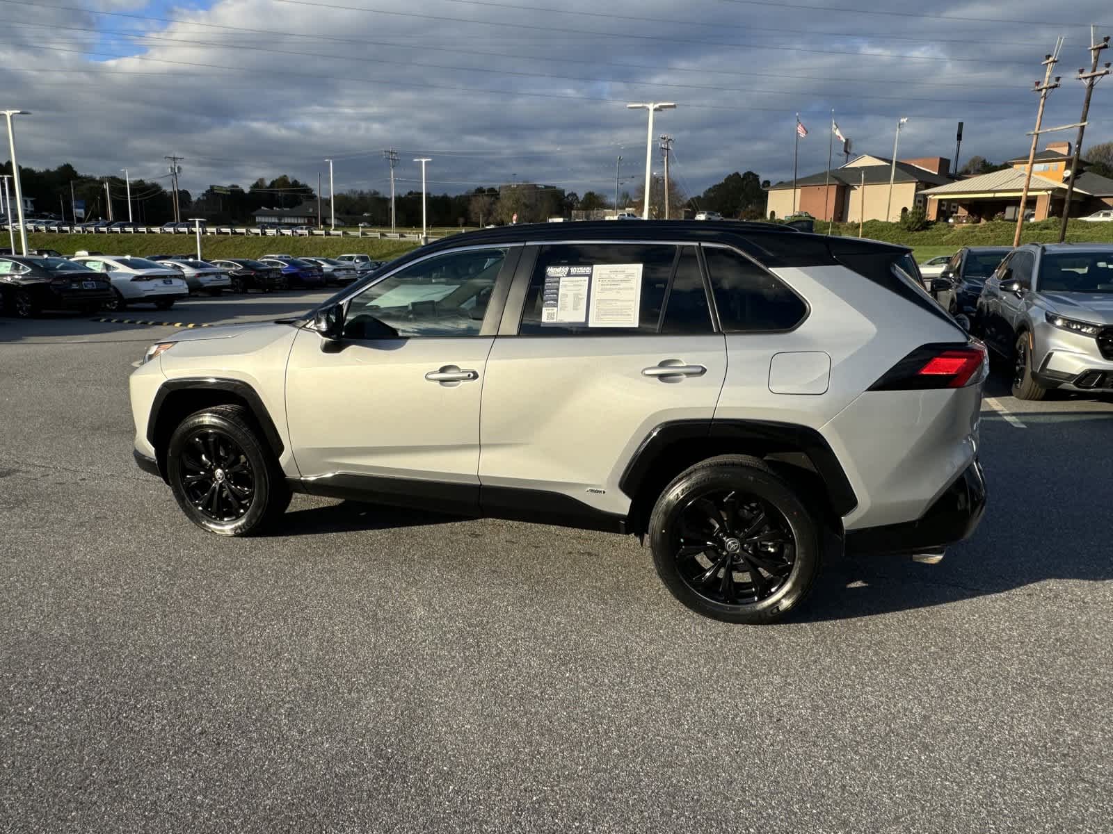 2022 Toyota RAV4 Hybrid XSE 5