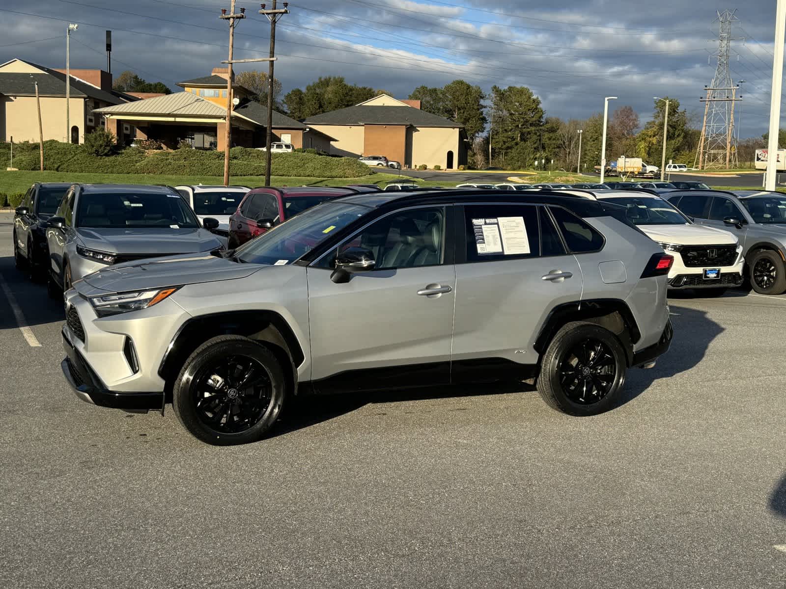 2022 Toyota RAV4 Hybrid XSE 4