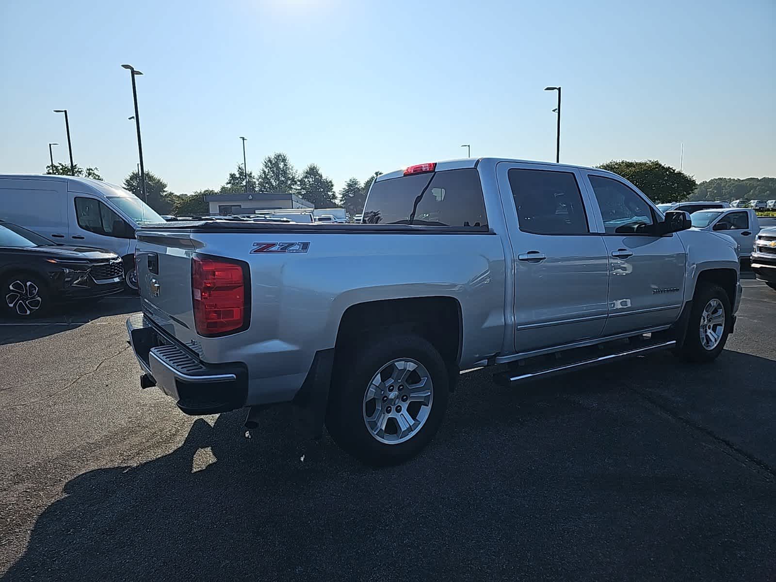 2017 Chevrolet Silverado 1500 LT 4WD Crew Cab 143.5 9