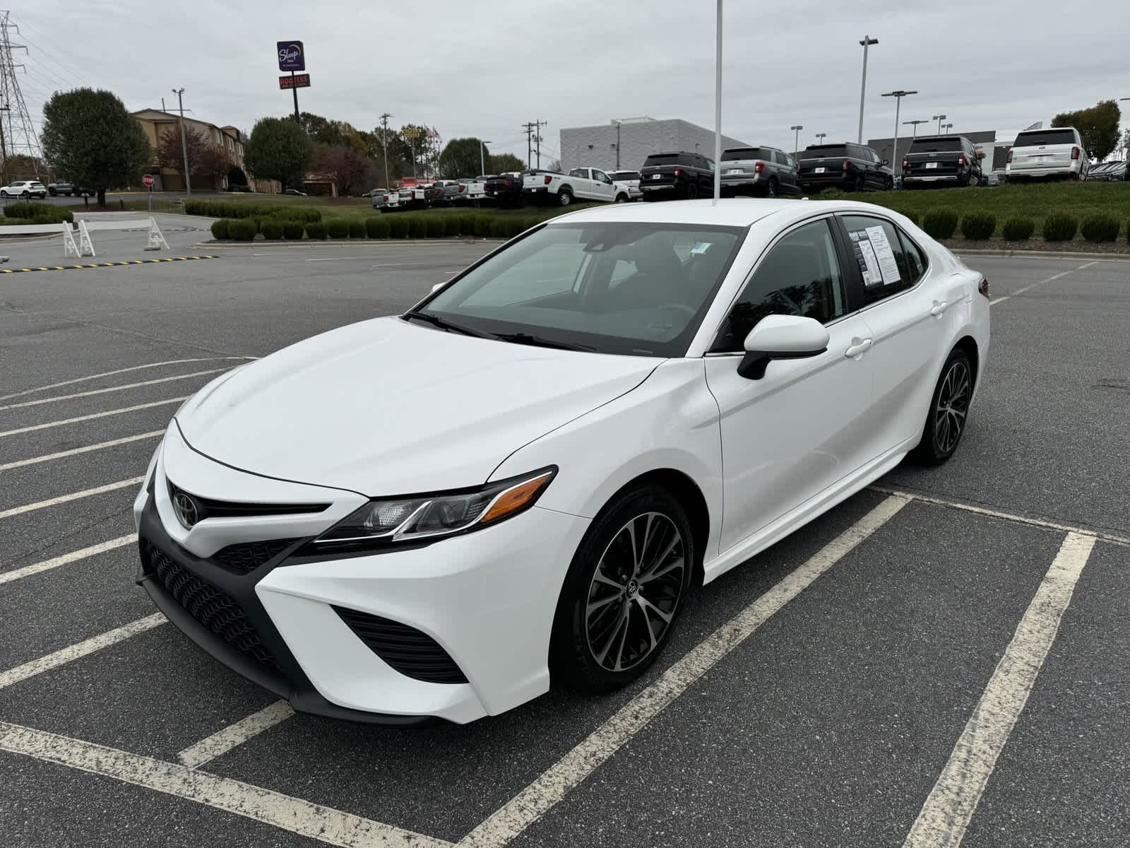 2019 Toyota Camry SE 3