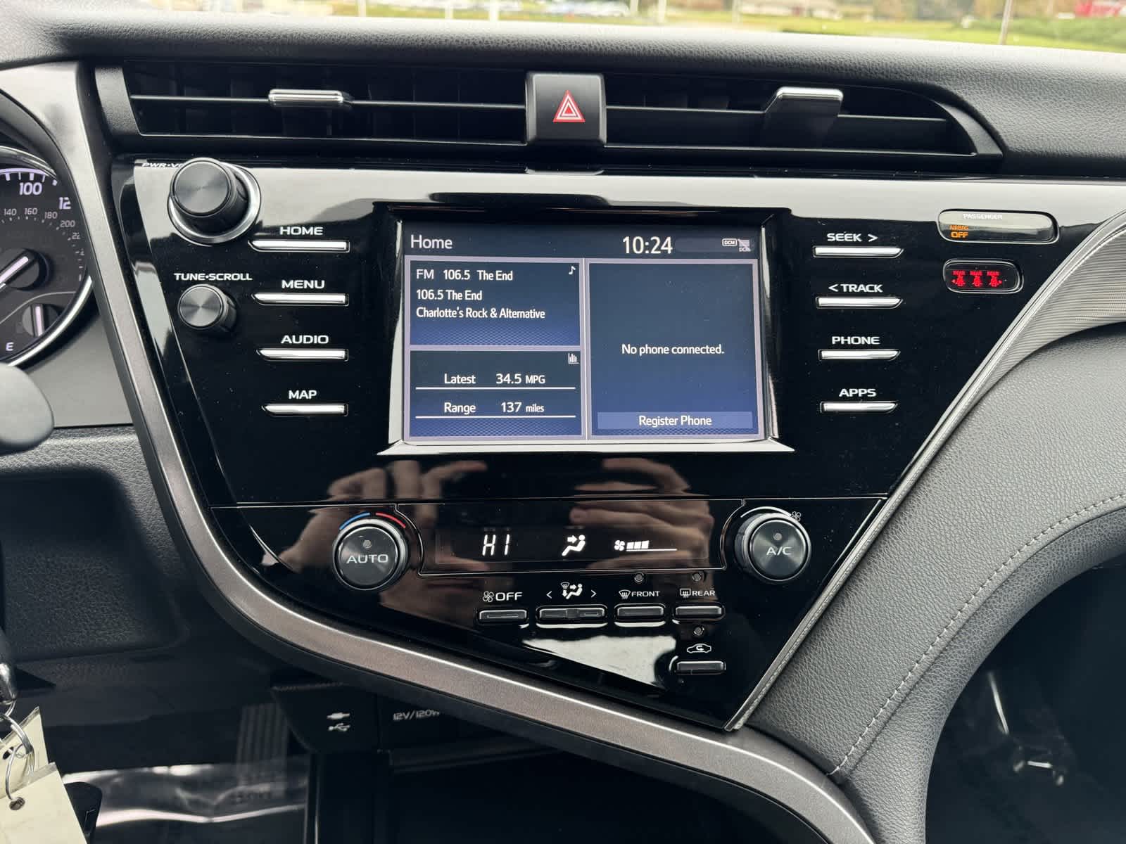 2019 Toyota Camry SE 28