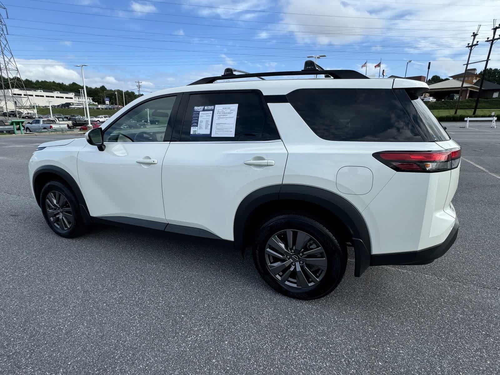 2023 Nissan Pathfinder SV 6