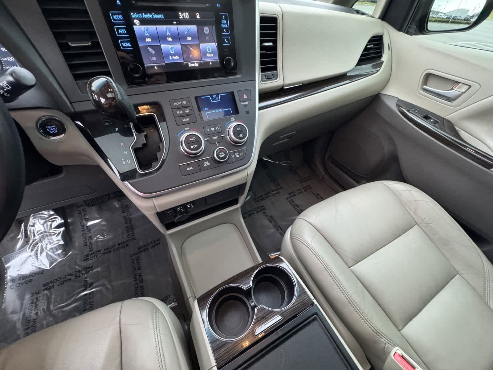 2015 Toyota Sienna XLE 26