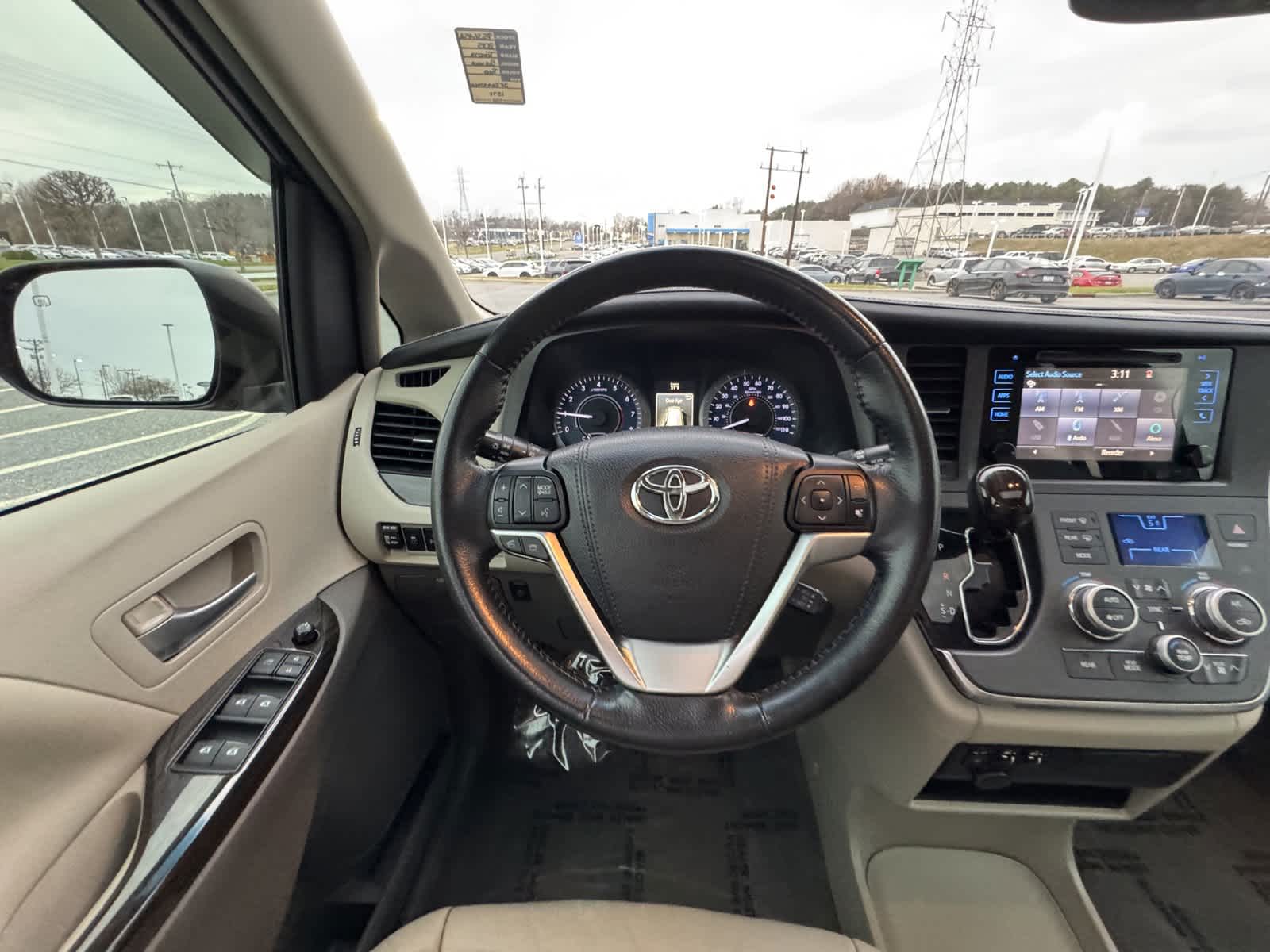 2015 Toyota Sienna XLE 16