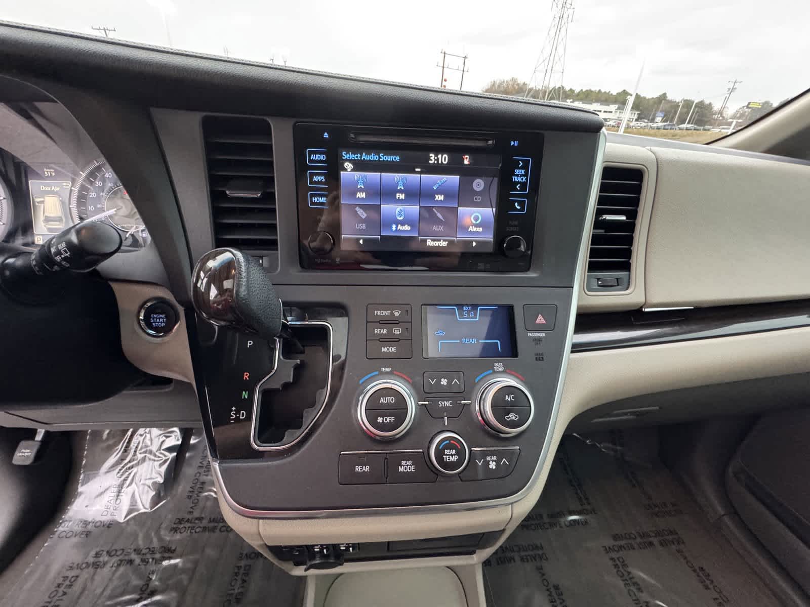 2015 Toyota Sienna XLE 23