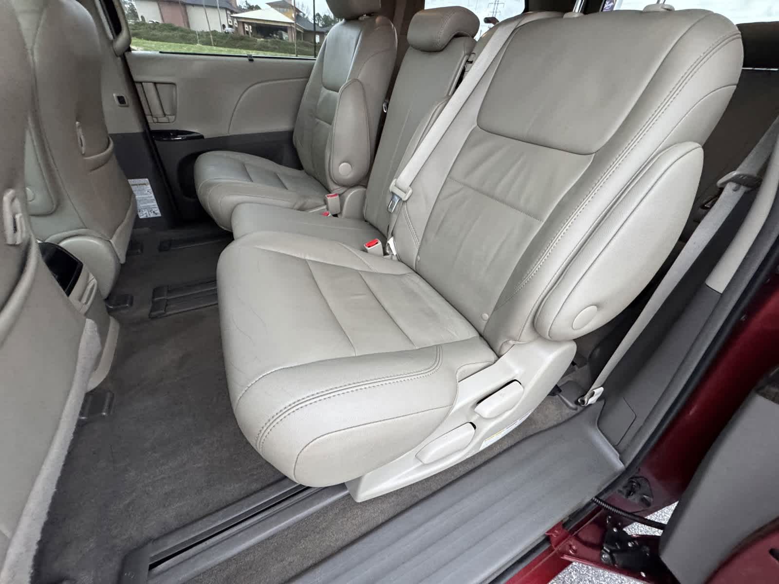 2015 Toyota Sienna XLE 29