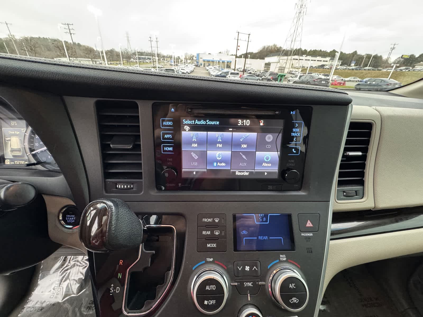 2015 Toyota Sienna XLE 24