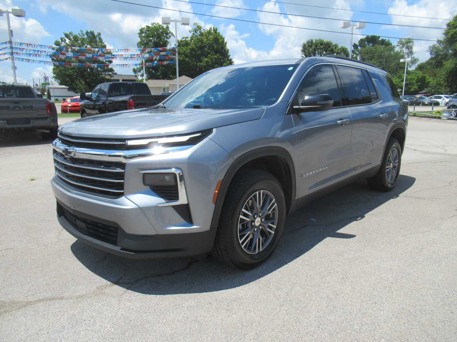 Sterling Gray Metallic 2026 Chevrolet Traverse SUV / Crossover Front-Wheel Drive 8-Speed Automatic