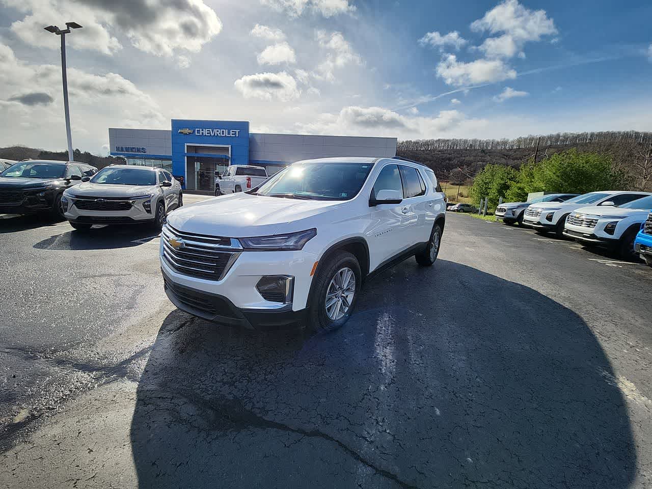 White (Iridescent Pearl Tricoat) 2023 Chevrolet Traverse LT Cloth AWD SUV / Crossover Four-Wheel Drive 9-Speed Automatic