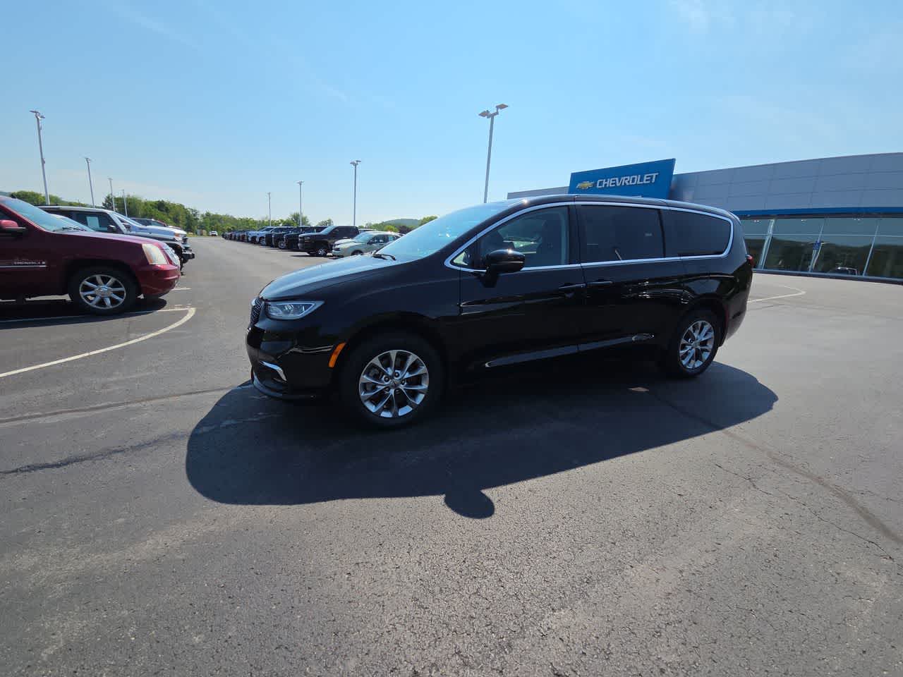 Diamond Black Crystal Pearlcoat 2024 Chrysler Pacifica Minivan All-Wheel Drive 9-Speed Automatic
