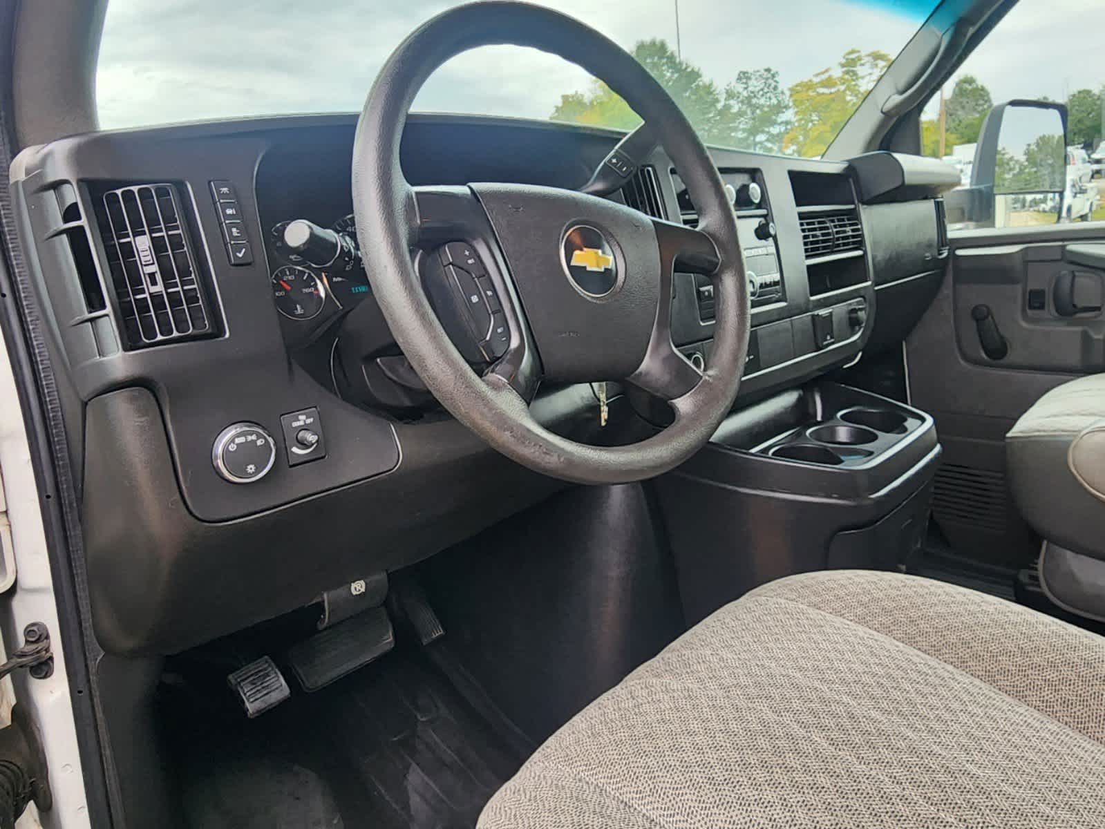 2015 Chevrolet Express 3500 Van 177 15