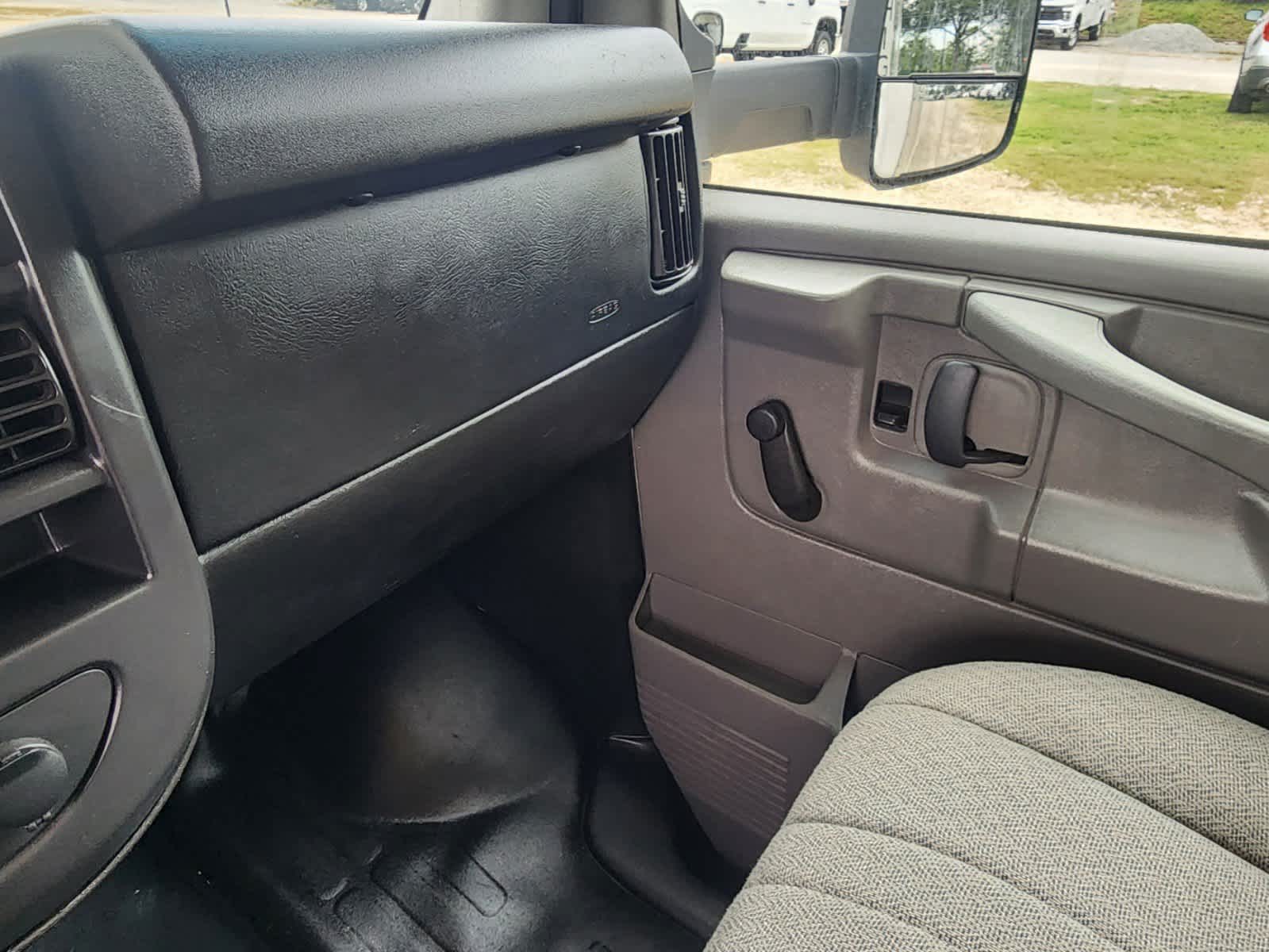 2015 Chevrolet Express 3500 Van 177 28