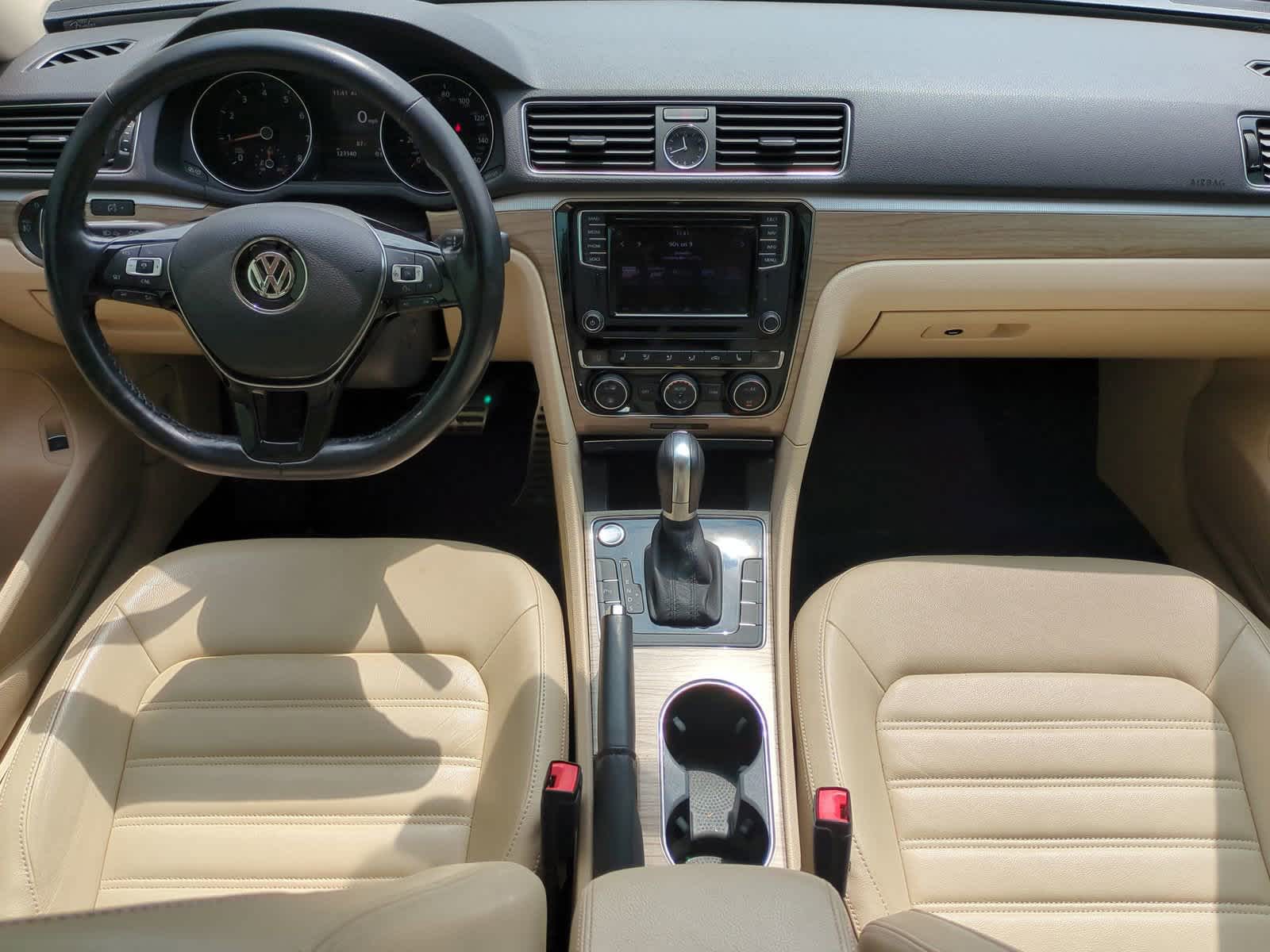 2017 Volkswagen Passat 1.8T SEL Premium 29