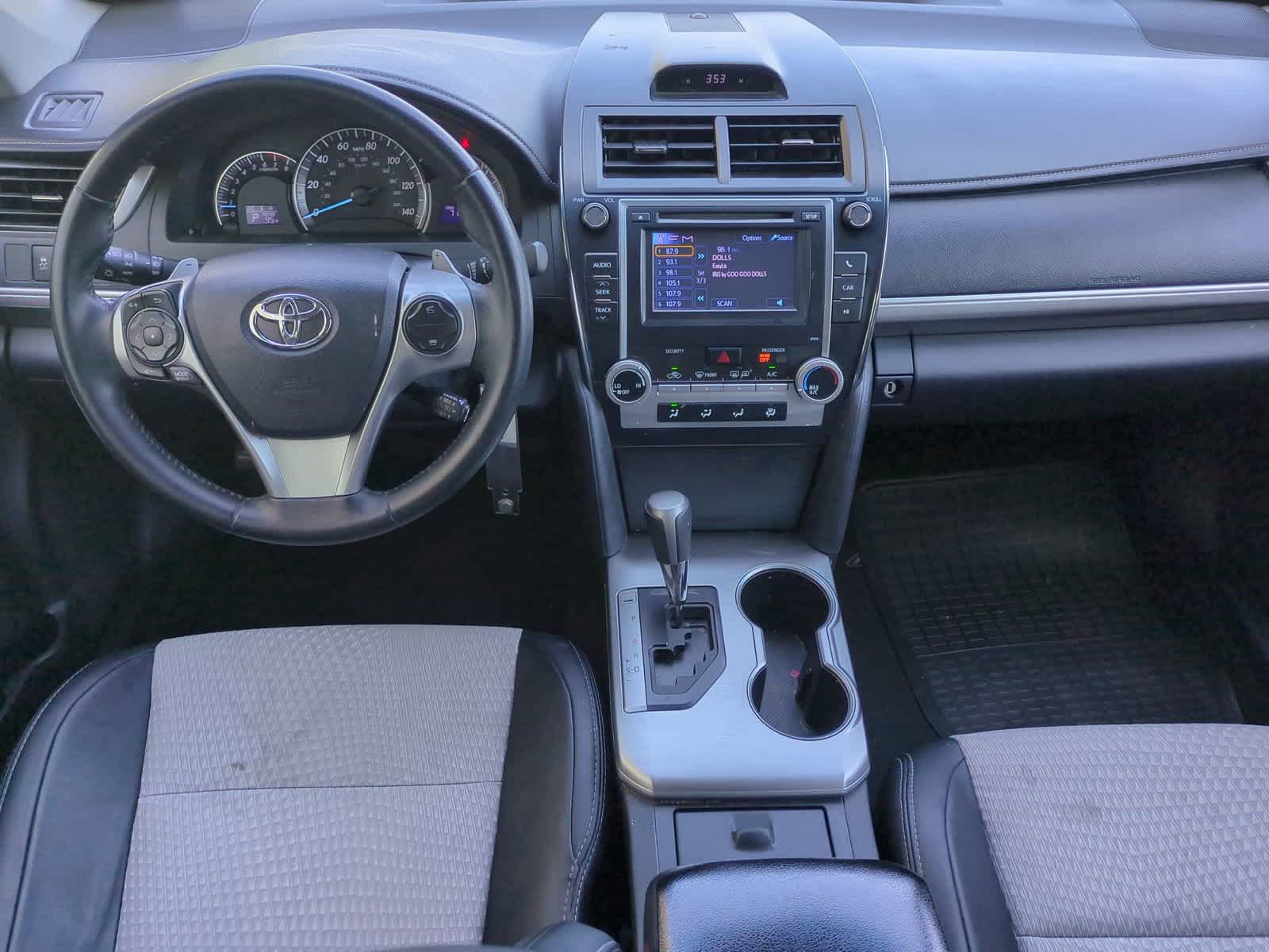 2014 Toyota Camry SE 28