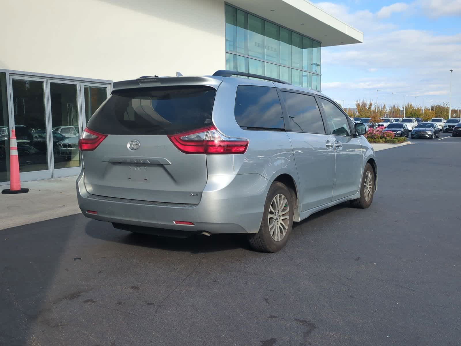 2020 Toyota Sienna XLE 10