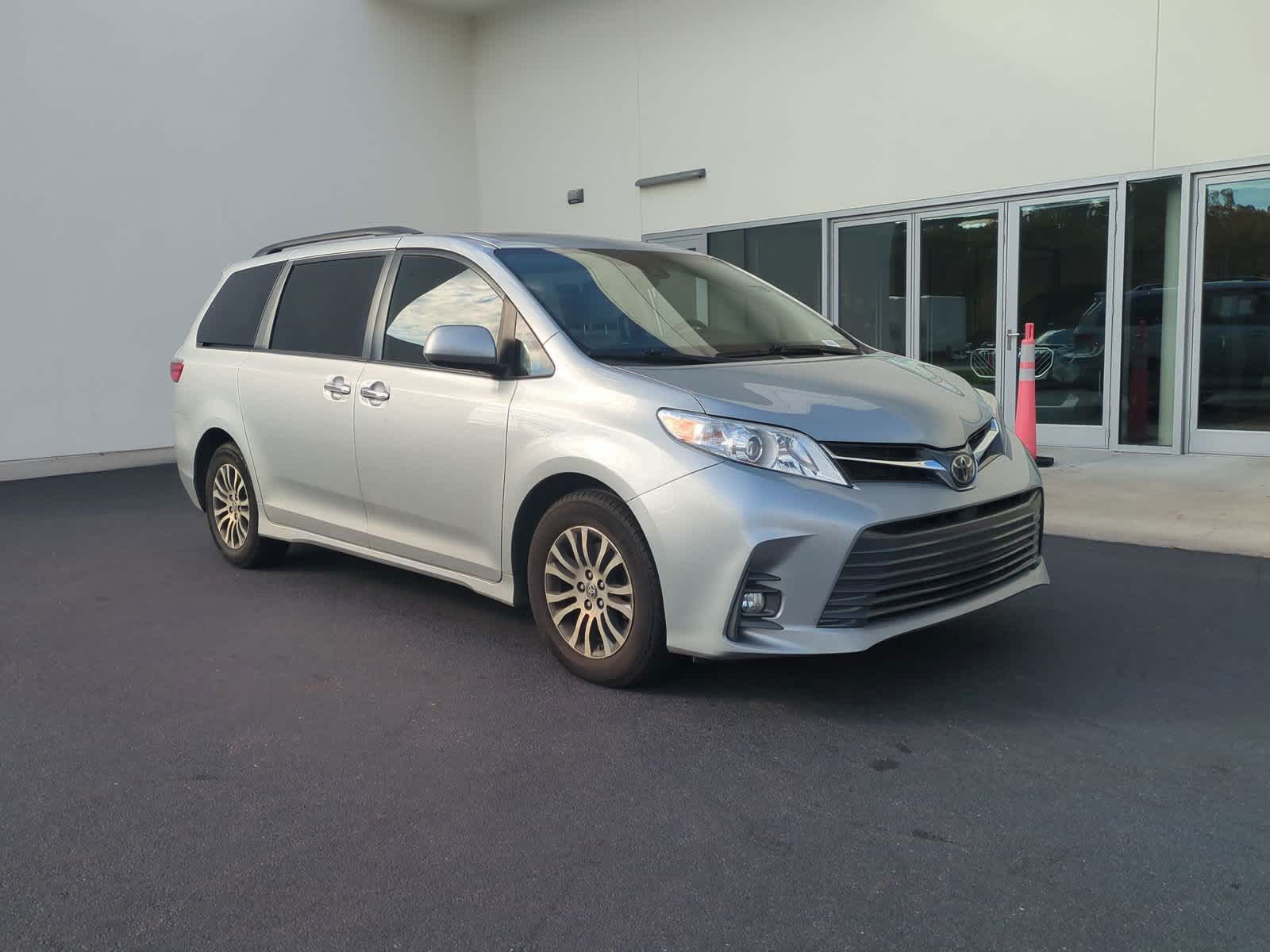 2020 Toyota Sienna XLE 2